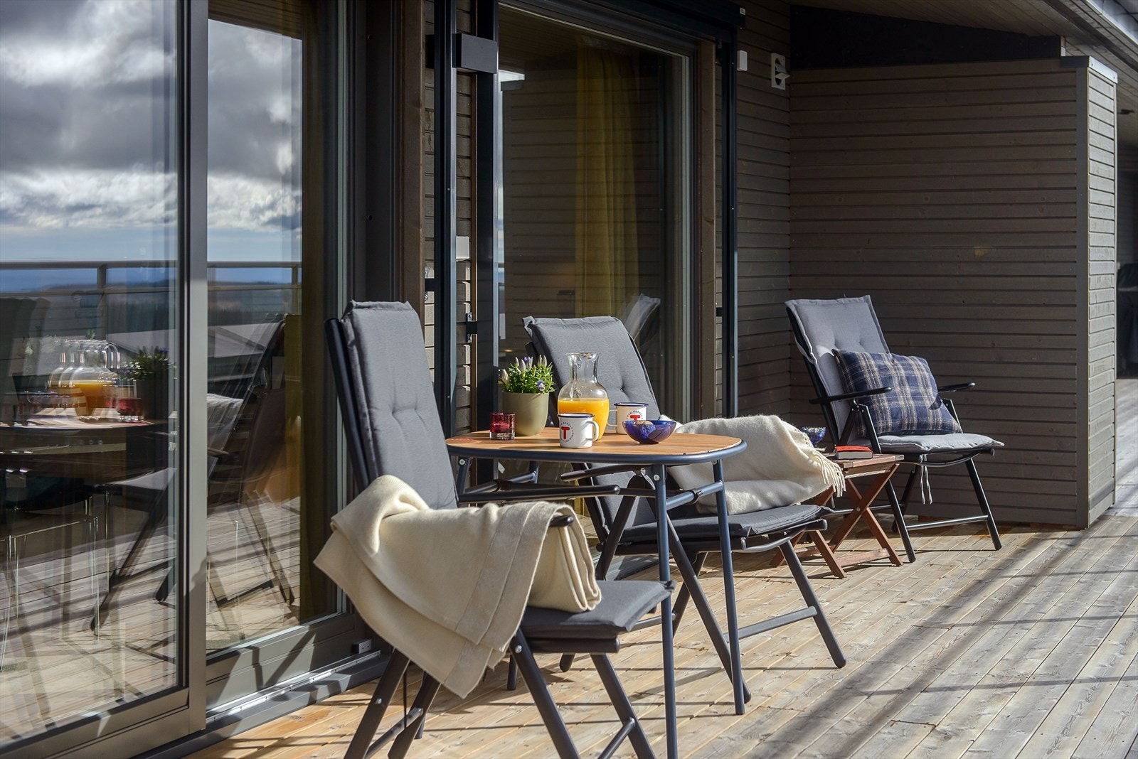 Terrassen har utgang fra stue/spisestue - en forlengelse av stuen på sommer halvåret.
Screens på vinduene. Galleribilde