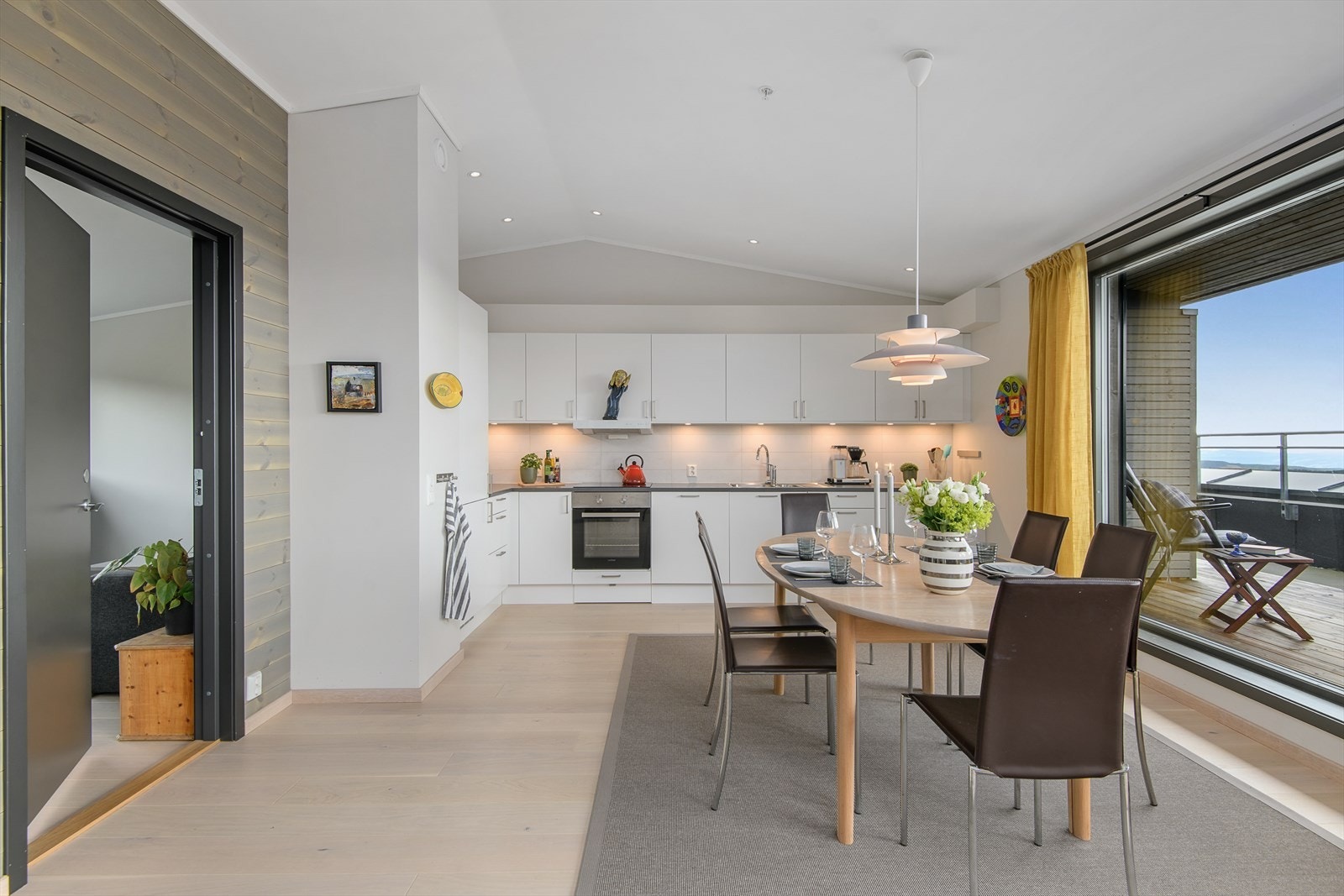 Delikat kjøkken med under- og overskap, og laminat benkeplate. Galleribilde