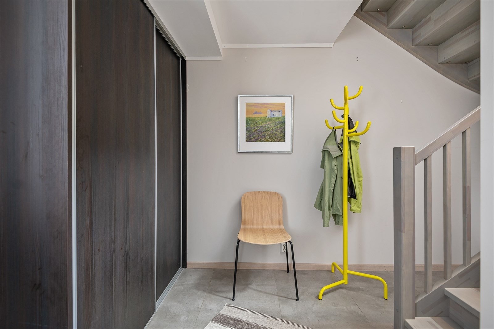 Romslig gang med skyvedørsgarderobe og plass til ytter- og skotøy Galleribilde