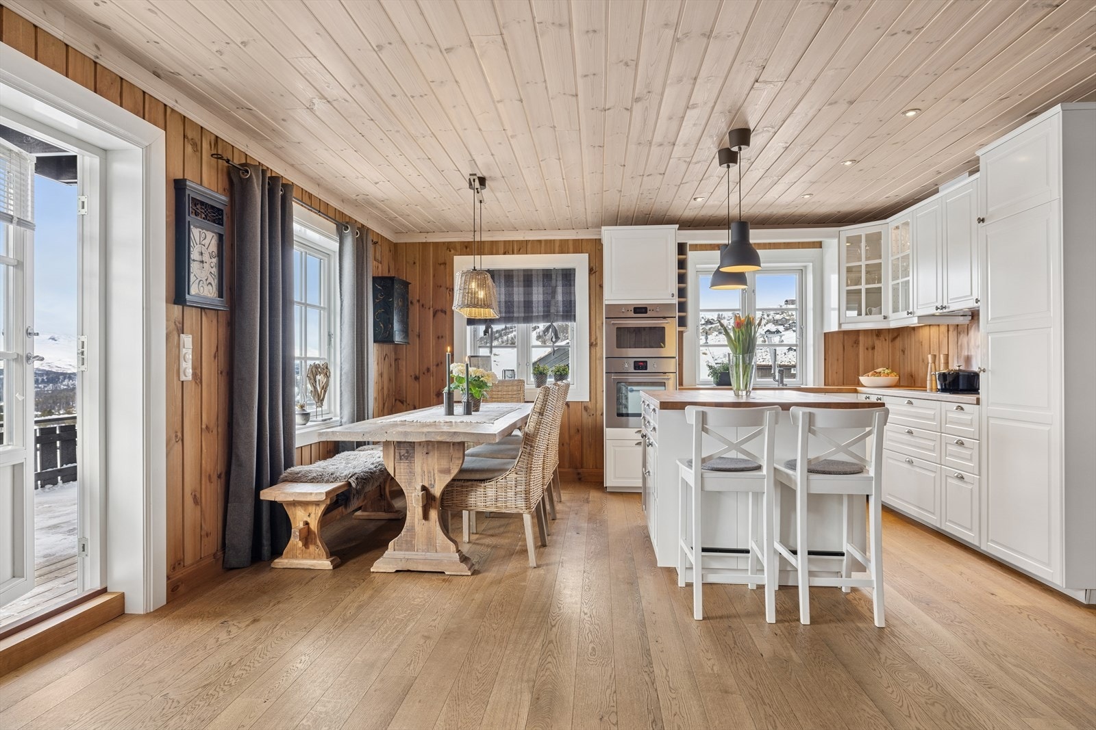 Hytta har en gjennomtenkt løsning med åpen stue- og kjøkkenløsning som gjør oppholdsrommet ekstra stort og romslig. Det er godt med skapplass og rikelig med plass til alle hyttas gjester. Galleribilde