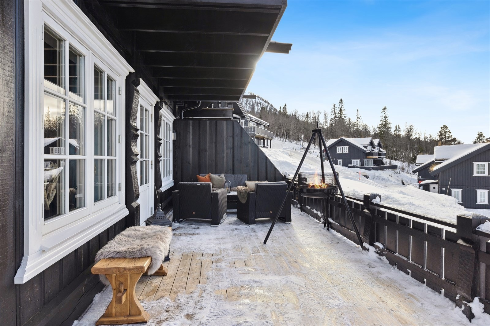 Her har du en solrik og romslig uteplass, skulle det være en liten trekk er det lagt til rette med levegger slik at du skal kunne sitte i le. Galleribilde