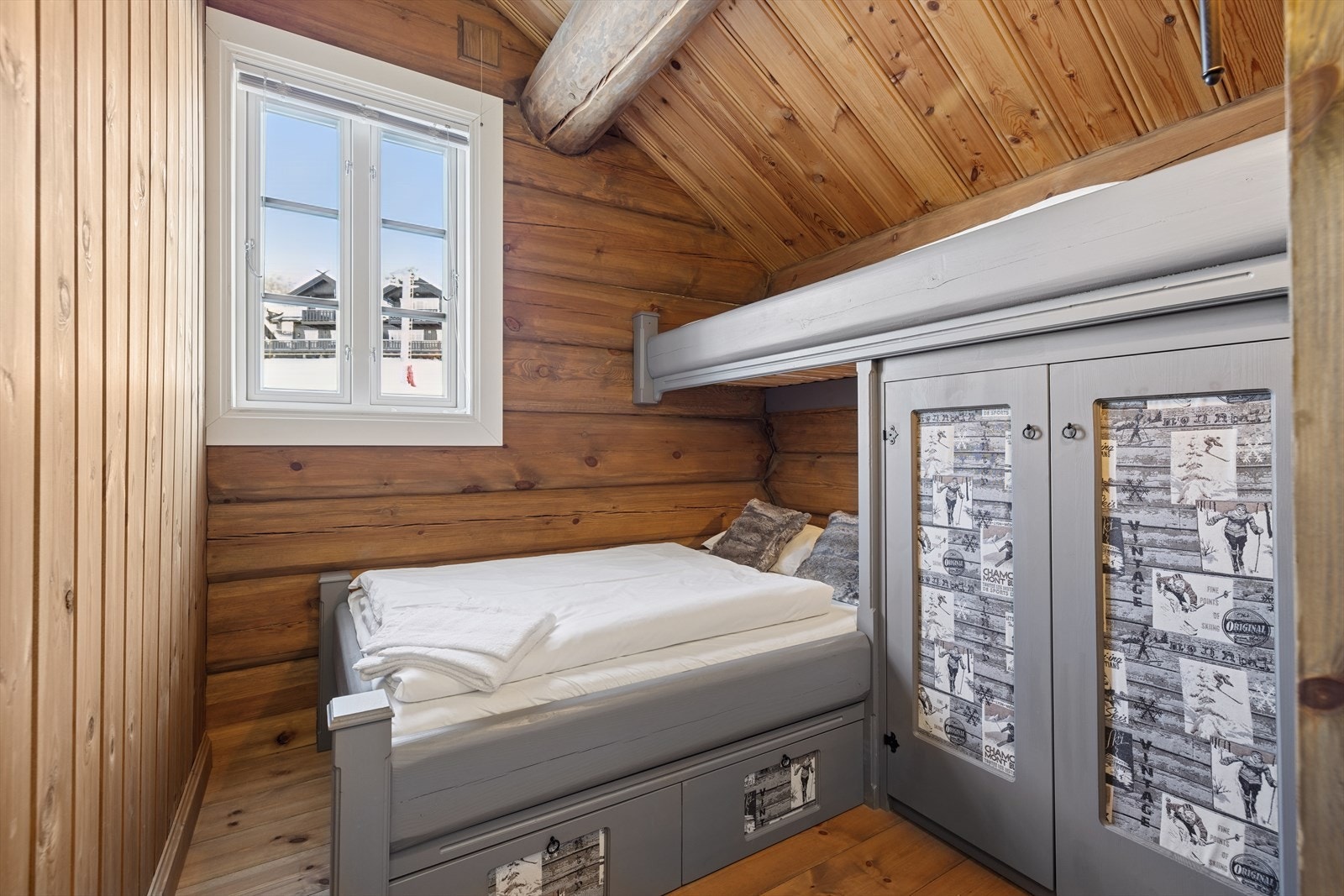 Smart og koselig familiekøye med garderobeskap. Galleribilde