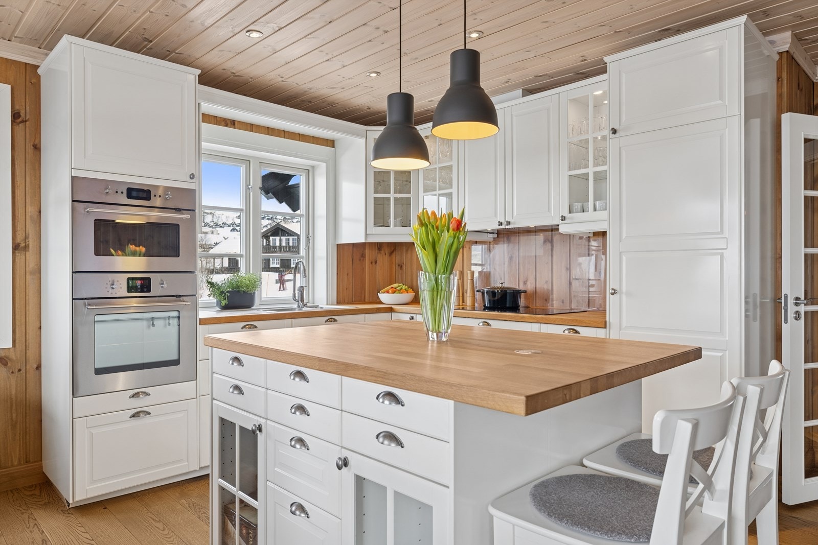 I en åpen og luftig hytte som denne er det enkelt for kokken å være sosial. Galleribilde