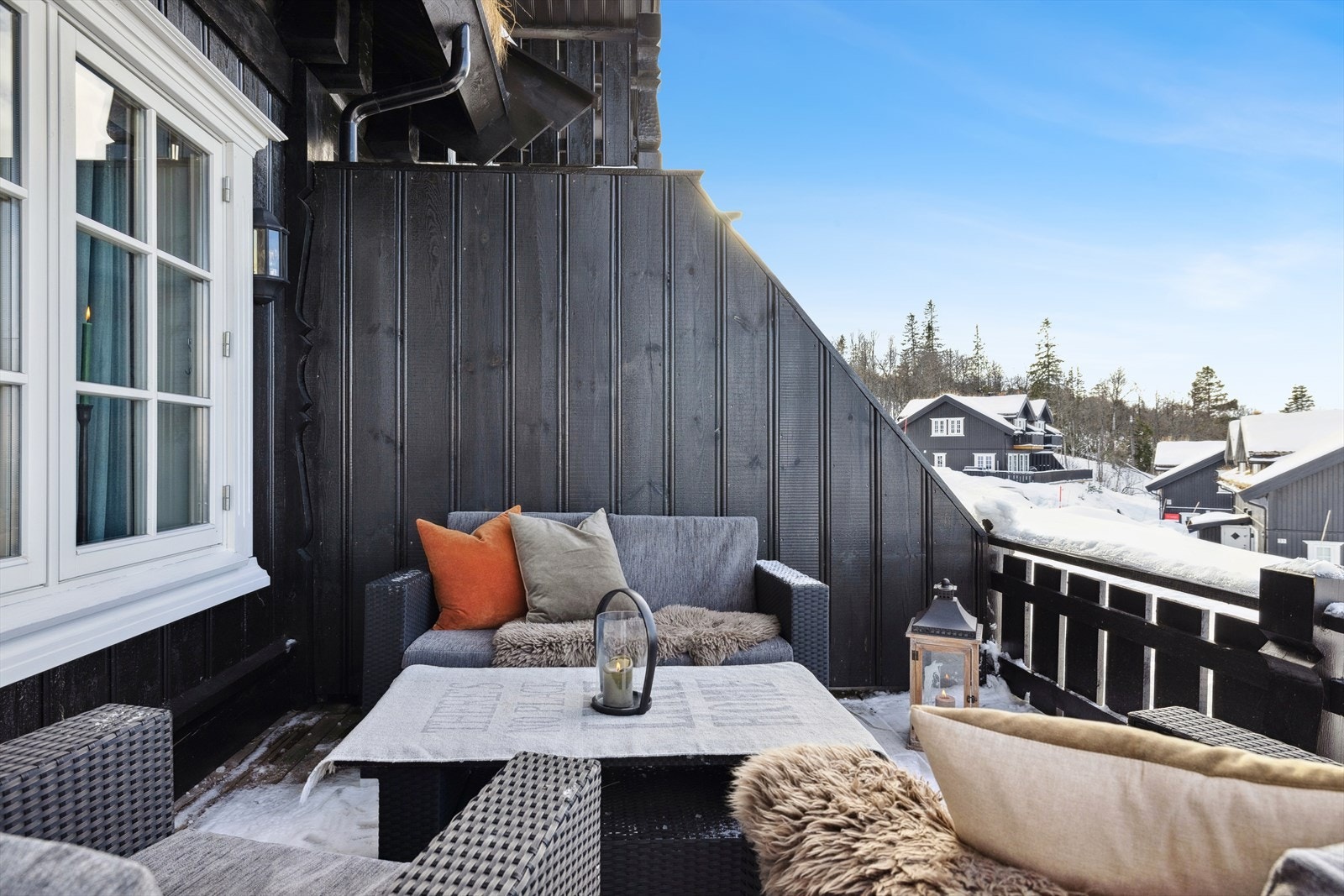 Her kan du sitte og nyte utsyn uten nevneverdig innsyn mens du nyter solnedgangen over Raulandsfjell. Galleribilde