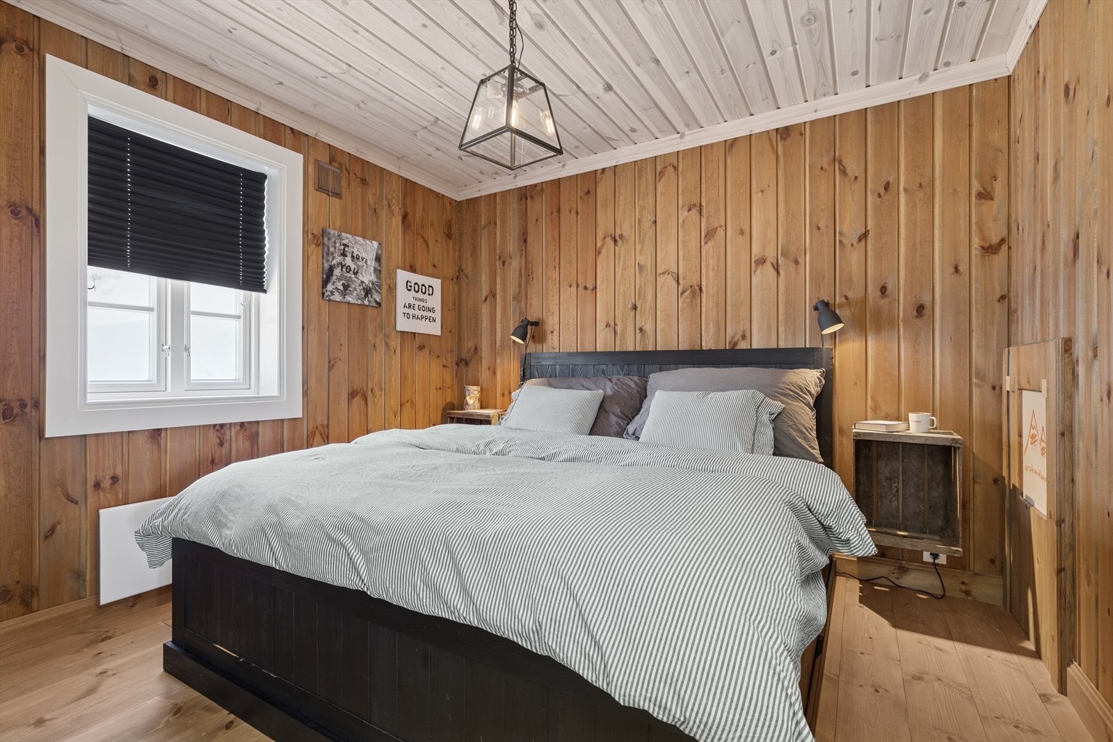 Soverom 1 etg. Plassen i hytta er utnyttet til fingerspissene og du har tilgang til bod under trapp fra soverommet. Galleribilde