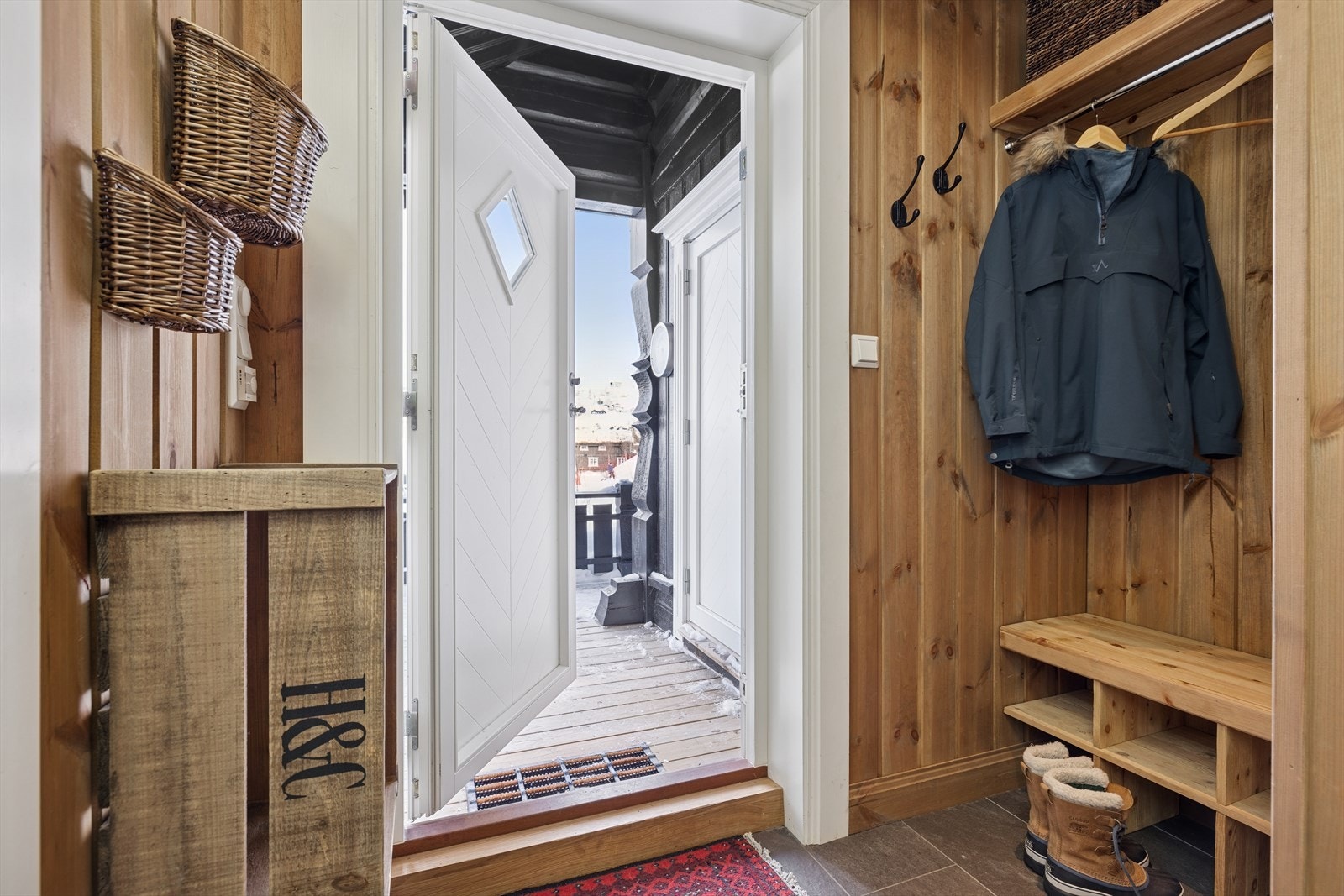 Ved den overbygde inngangspartiet kommer du inn i en entré med tilhørende garderoberom. Med egen bod på utsiden er hyttelivet gjort enkelt - perfekt tilrettelagt for en aktiv fritid. Galleribilde