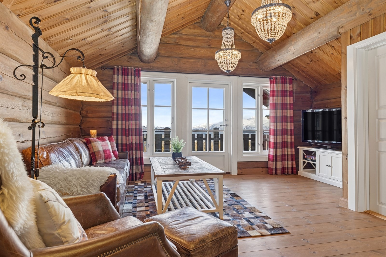 Fra gangen tar du trappen opp til andre etasje, her finner du en egen avdeling i hytten med stue, tre soverom og bad. Galleribilde