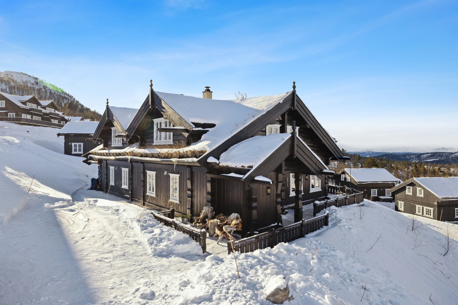 God plass til parkering på egen tomt. Parkeringen brøytes når du er på hytta, og du melder fra via appen Hyttetjenester. Galleribilde