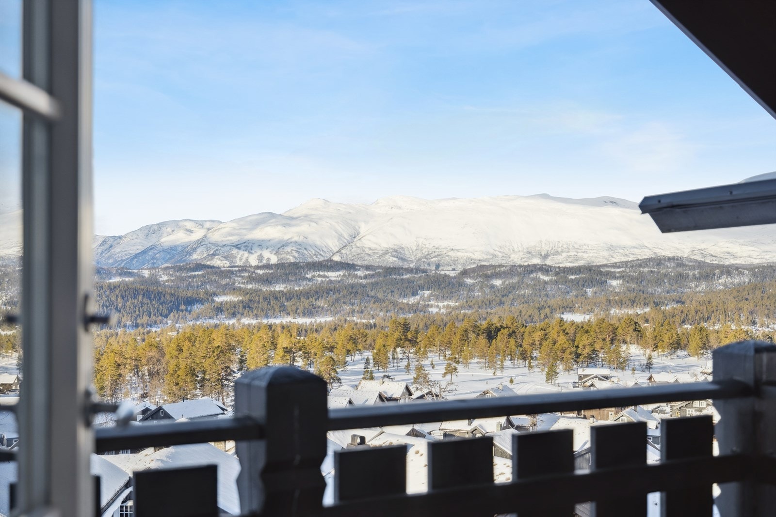 Utsikten fra Alebakken 30 kan ta pusten fra deg. Her får du en optimal beliggenhet med direkte tilgang til alpinbakken, usjenert plassering og suverene sol- og utsiktsforhold. Galleribilde