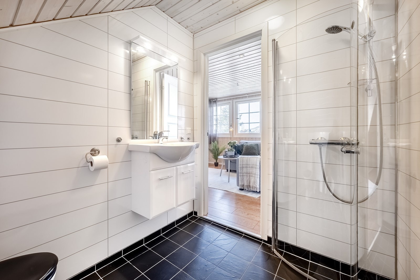 Badet i 2. etasje har flislagt gulv med varmekabler og våtromsplater på vegger Galleribilde