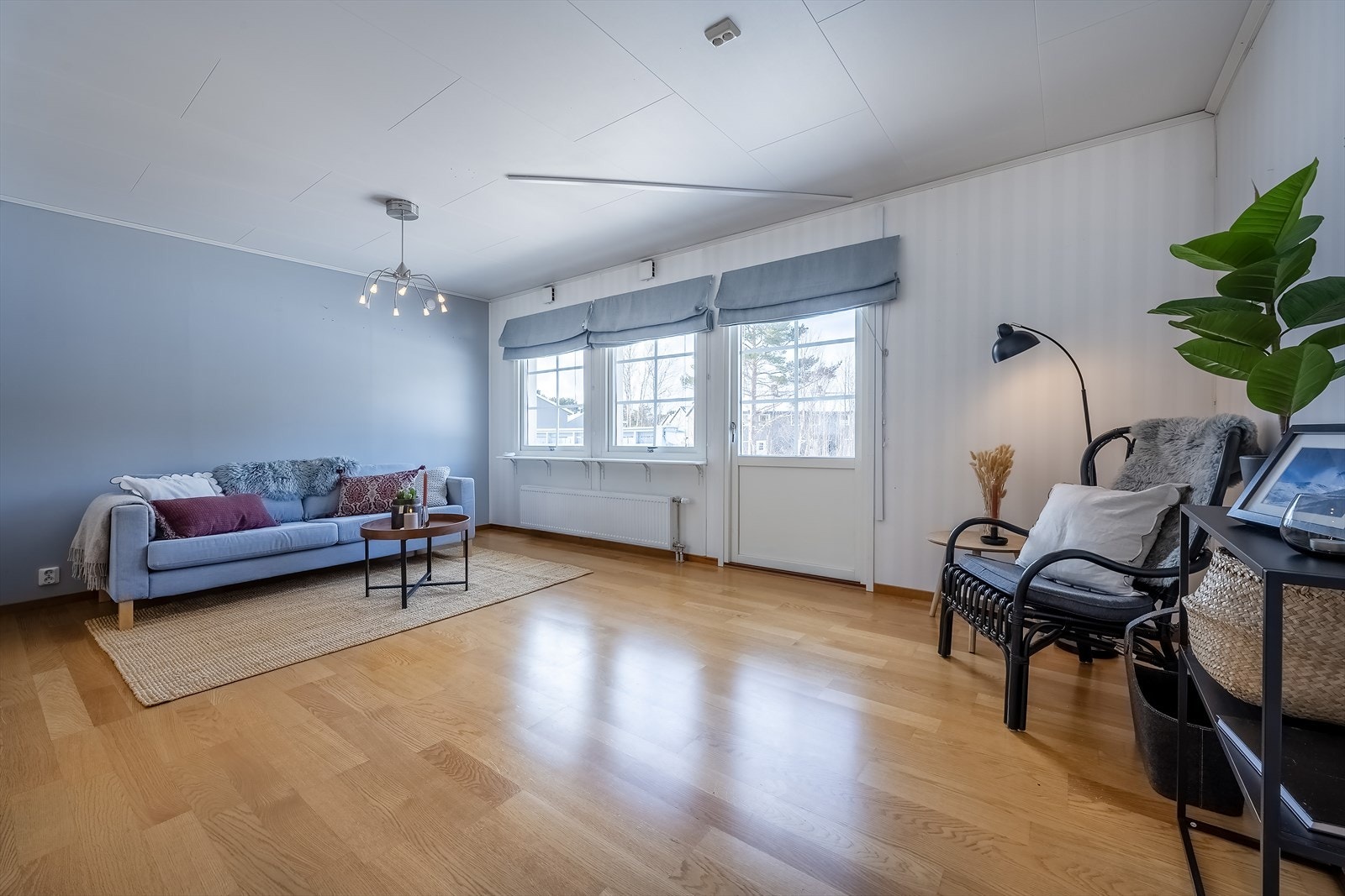 Stue med utgang til terrasse og hage Galleribilde