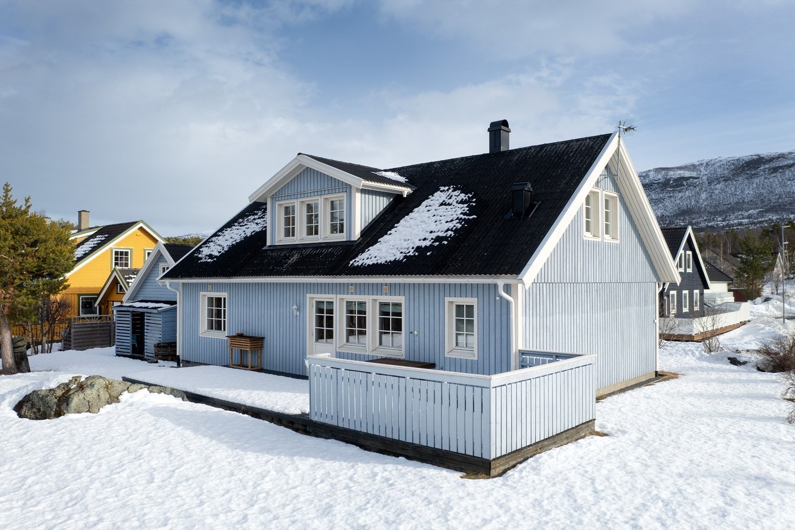 Stor terrasse på vestsiden av boligen Galleribilde