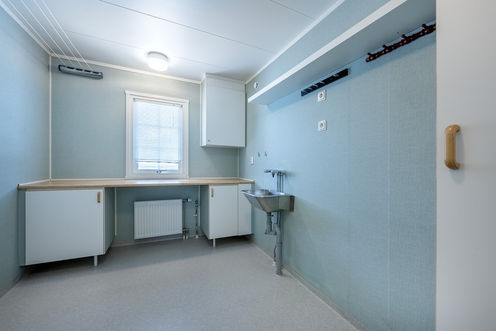 Vaskerommet er av god størrelse og huser også boligens varmesentral Galleribilde