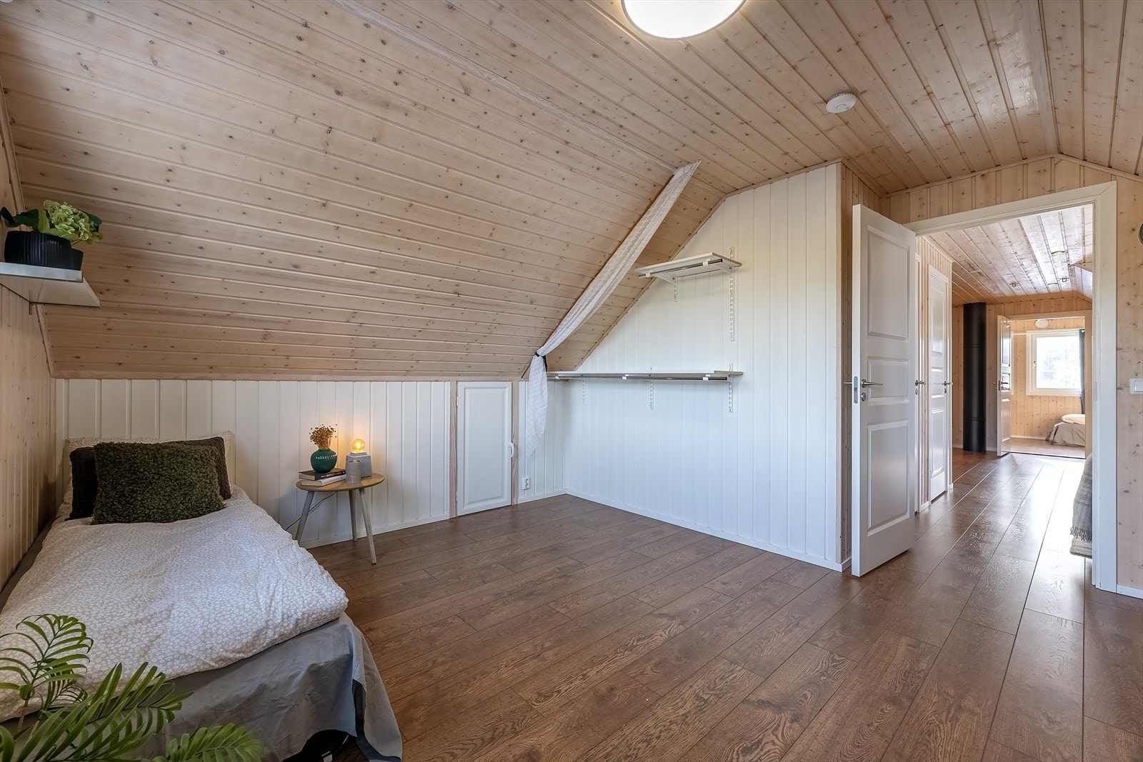 Boligens 2. etasje har vannbåren varme i oppholdsrom Galleribilde