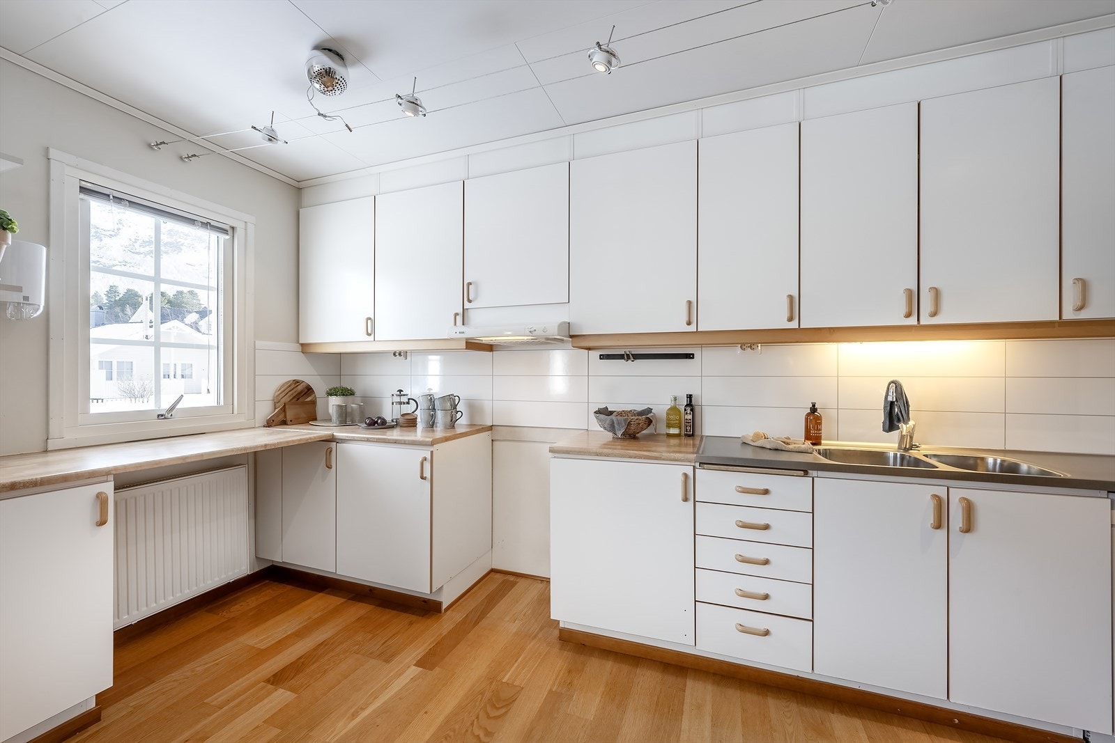 Innredning fra byggeår med mye skap- og benkeplass Galleribilde