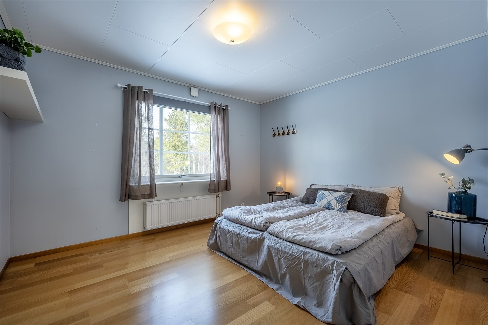 Boligen har fire soverom, to i hver etasje Galleribilde