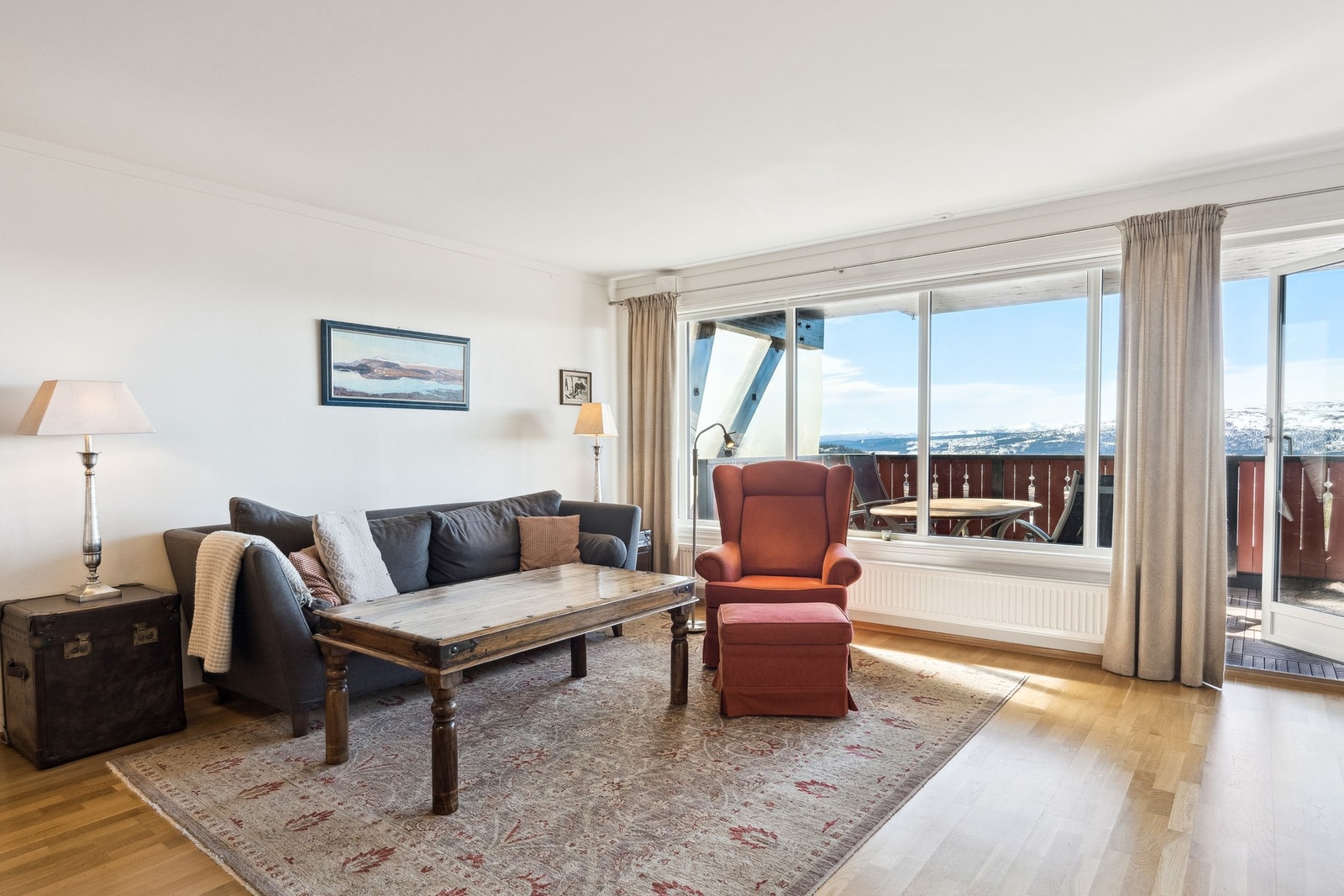 Store vindusflater som slipper inn rikelig med lys, skaper en lys og luftig atmosfære. Galleribilde