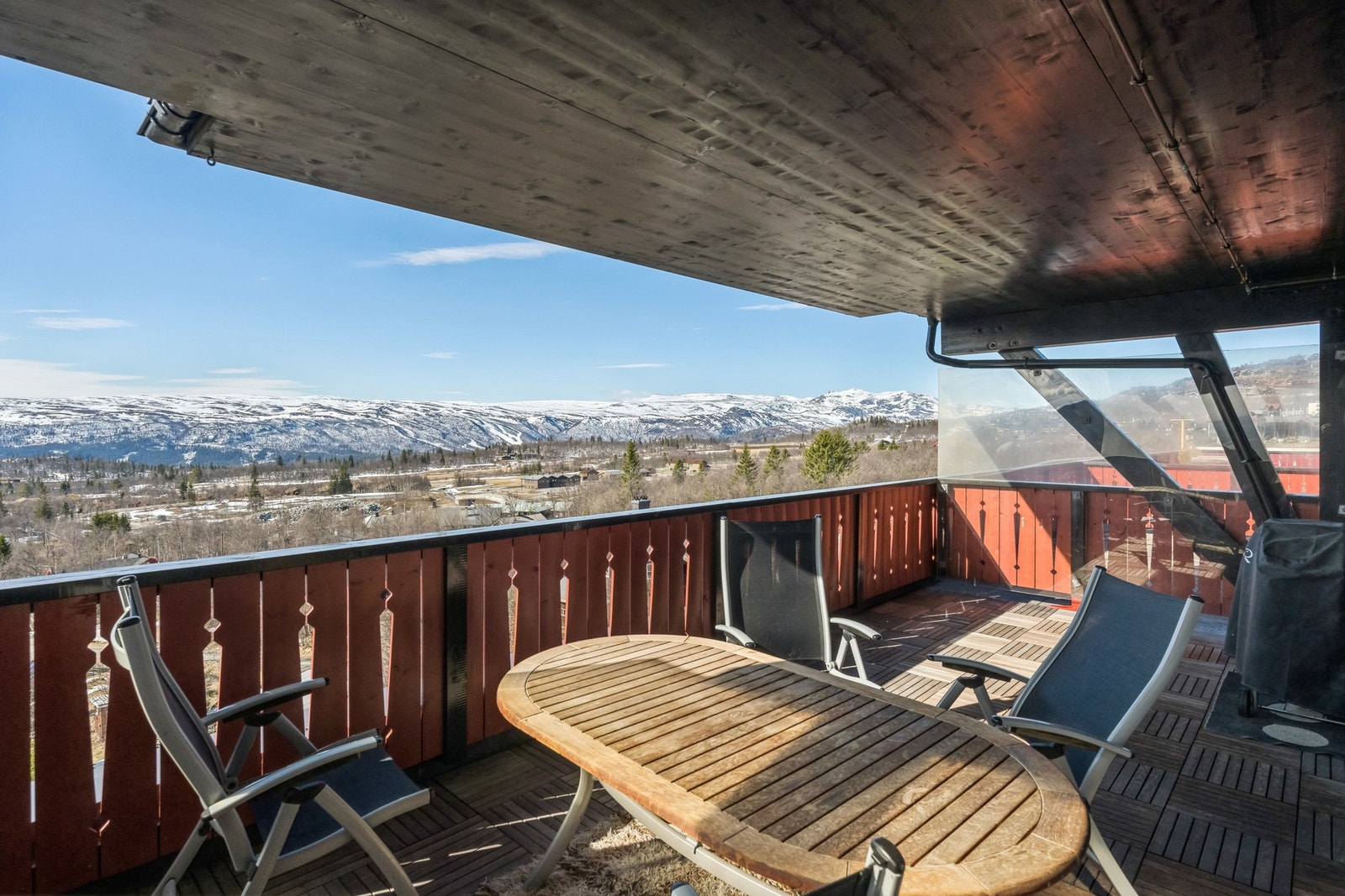 Overbygd terrasse fra stue på 21 kvm med flott utsikt mot Slettefjell. Galleribilde