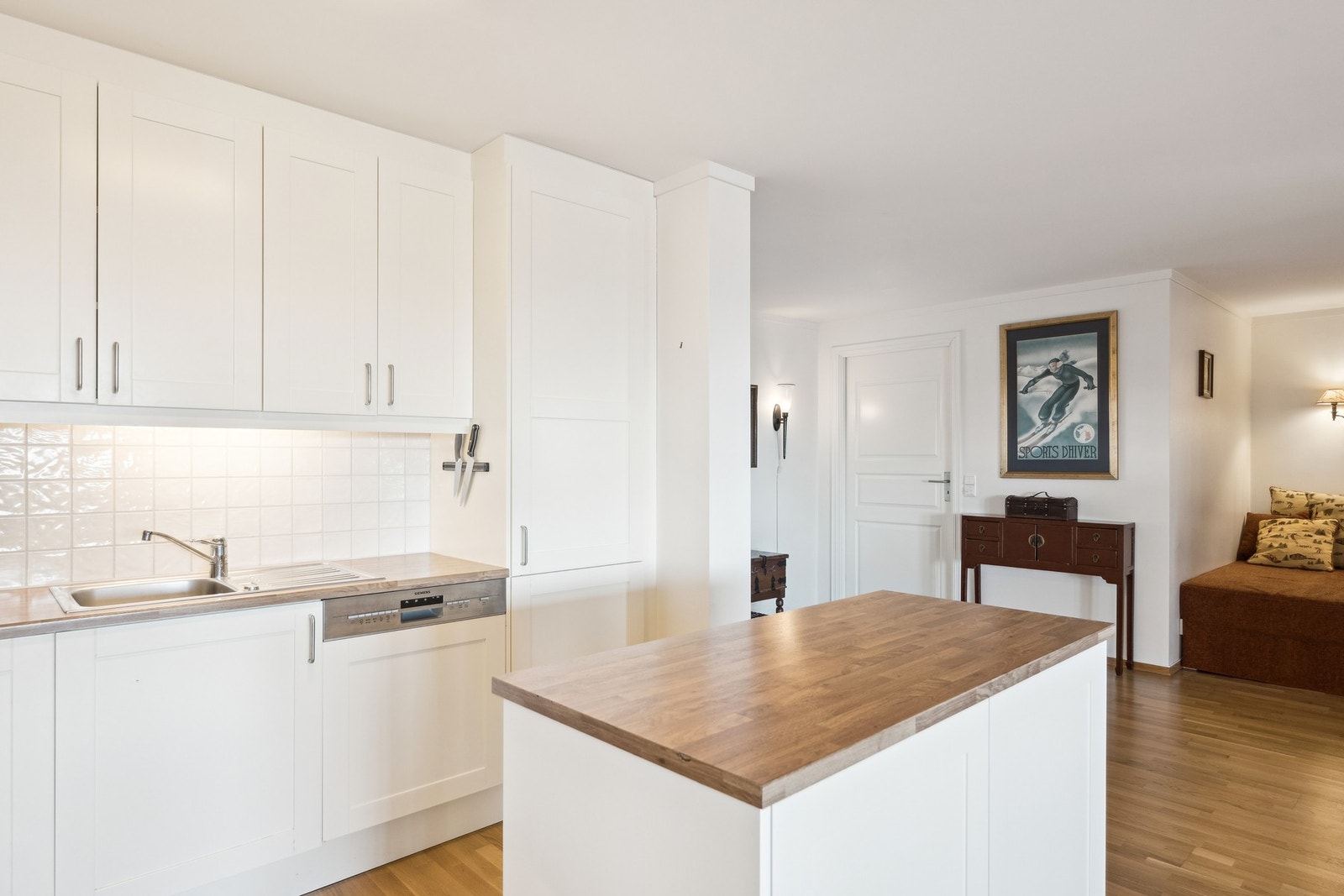 Kjøkkenet er godt utstyrt med integrerte hvitevarer - komfyr, koketopp, ventilator, oppvaskmaskin og kombiskap med kjøl og frys. Galleribilde