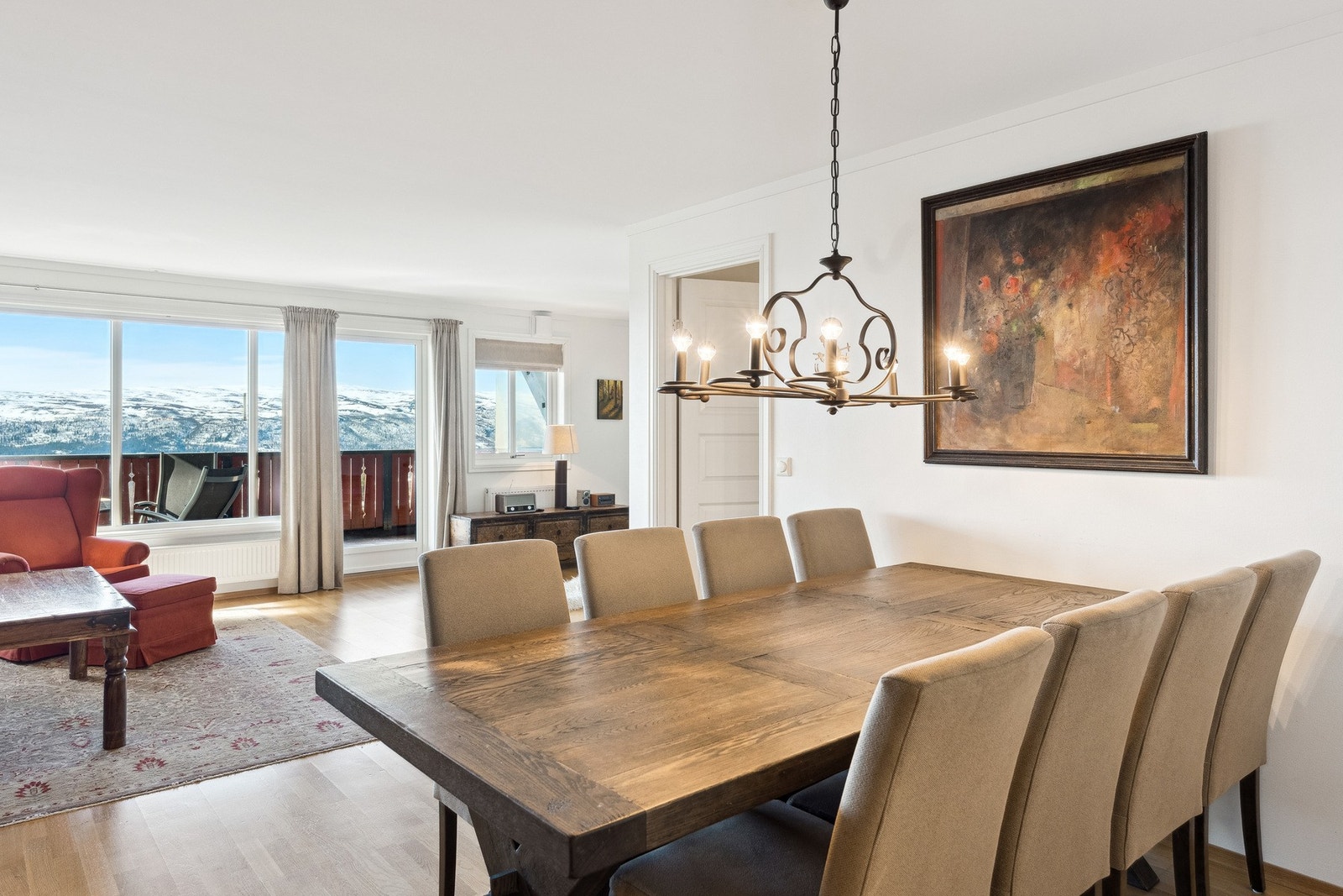 Den åpne stue- og kjøkkenløsningen inviterer til sosialt samvær. Galleribilde