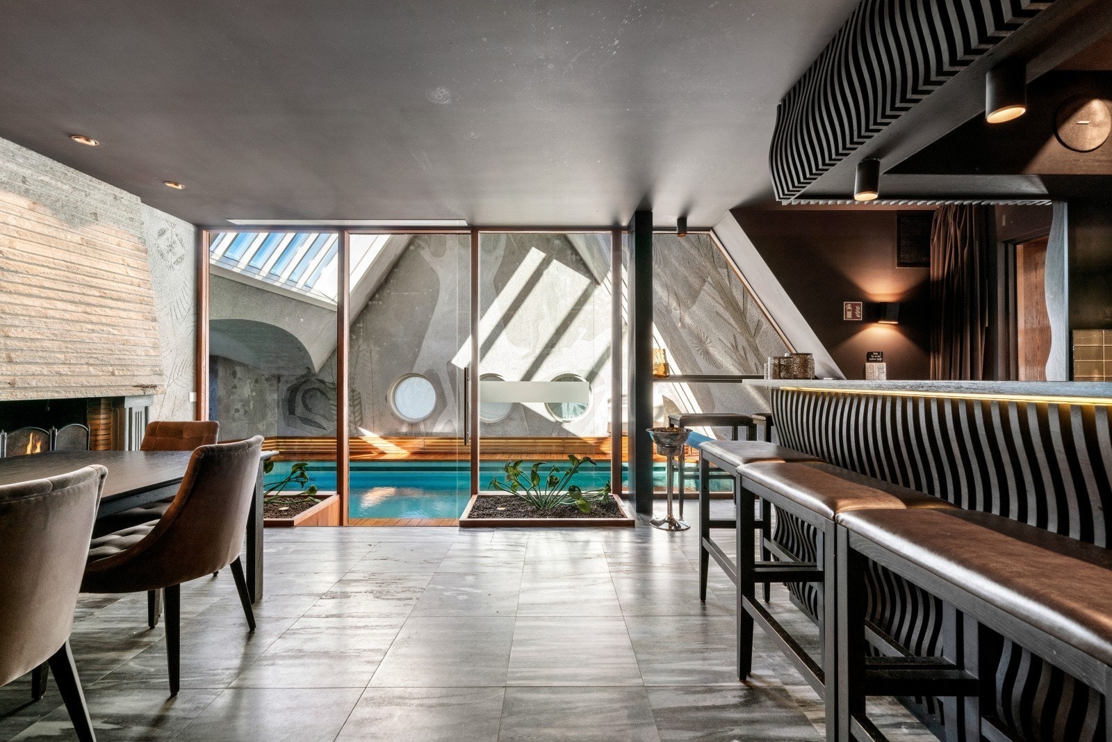 Bar, sittegruppe og svømmebasseng er en del av byggets fasiliteter Galleribilde