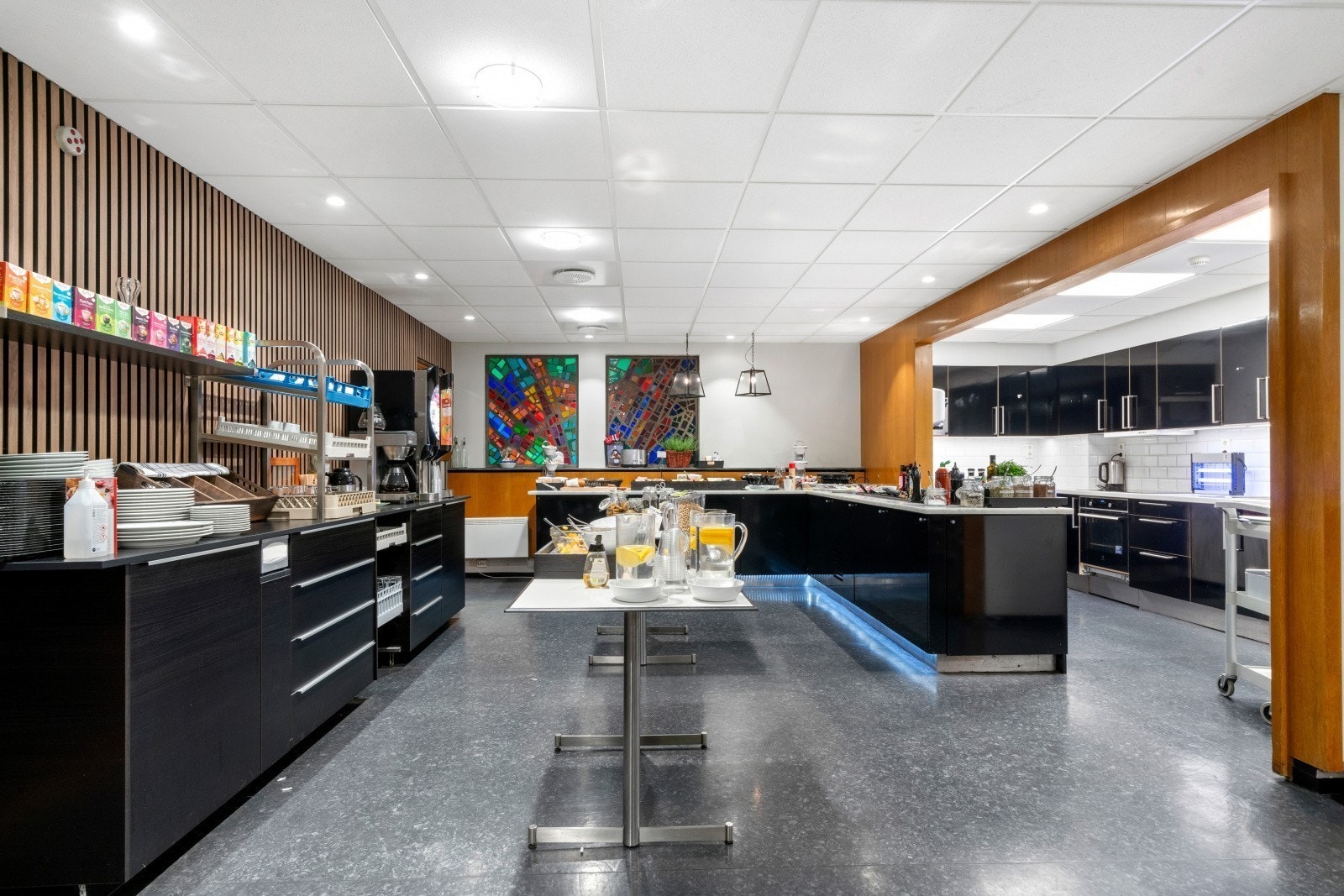 Kantine med utvalg av varme og kalde retter, samt en salatbar med godt utvalg. Galleribilde