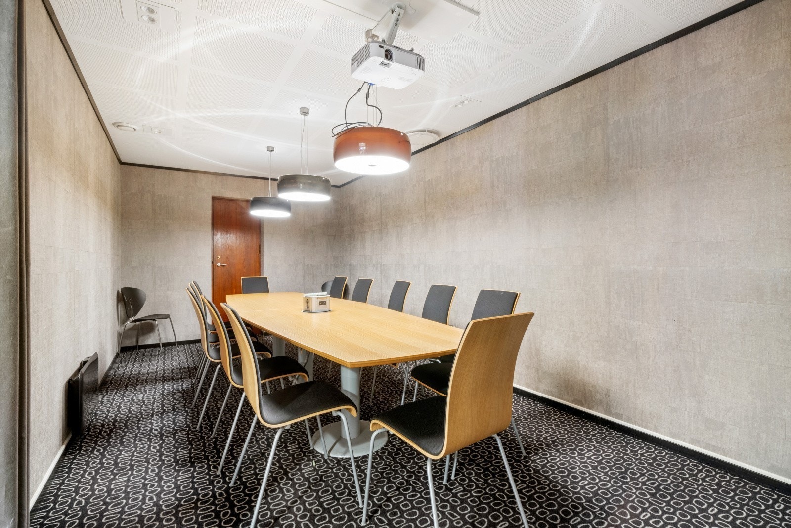 Et av byggets felles møterom. Muligheter for å koble seg til på skjermer Galleribilde