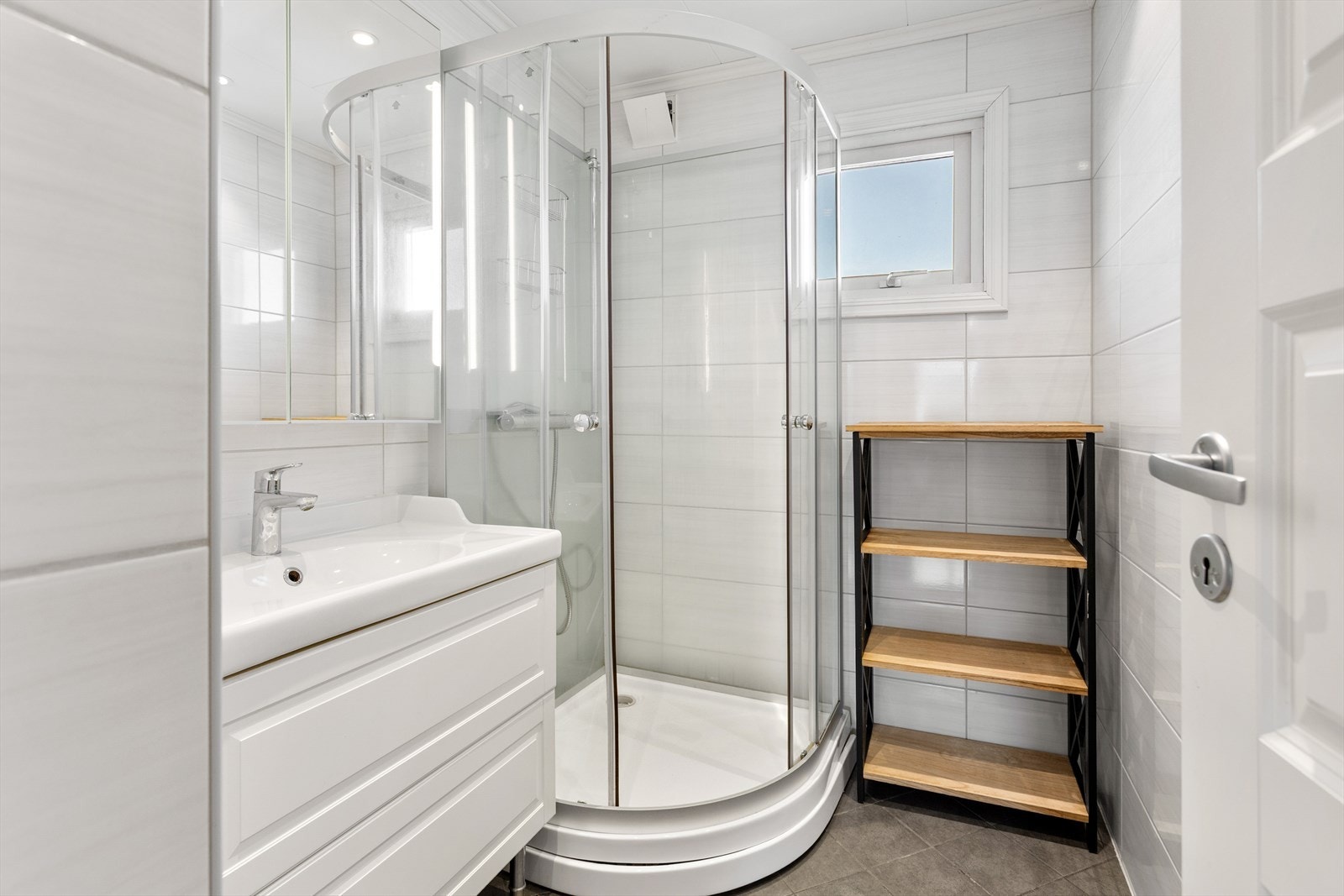 Lyst og flislagt bad. Galleribilde