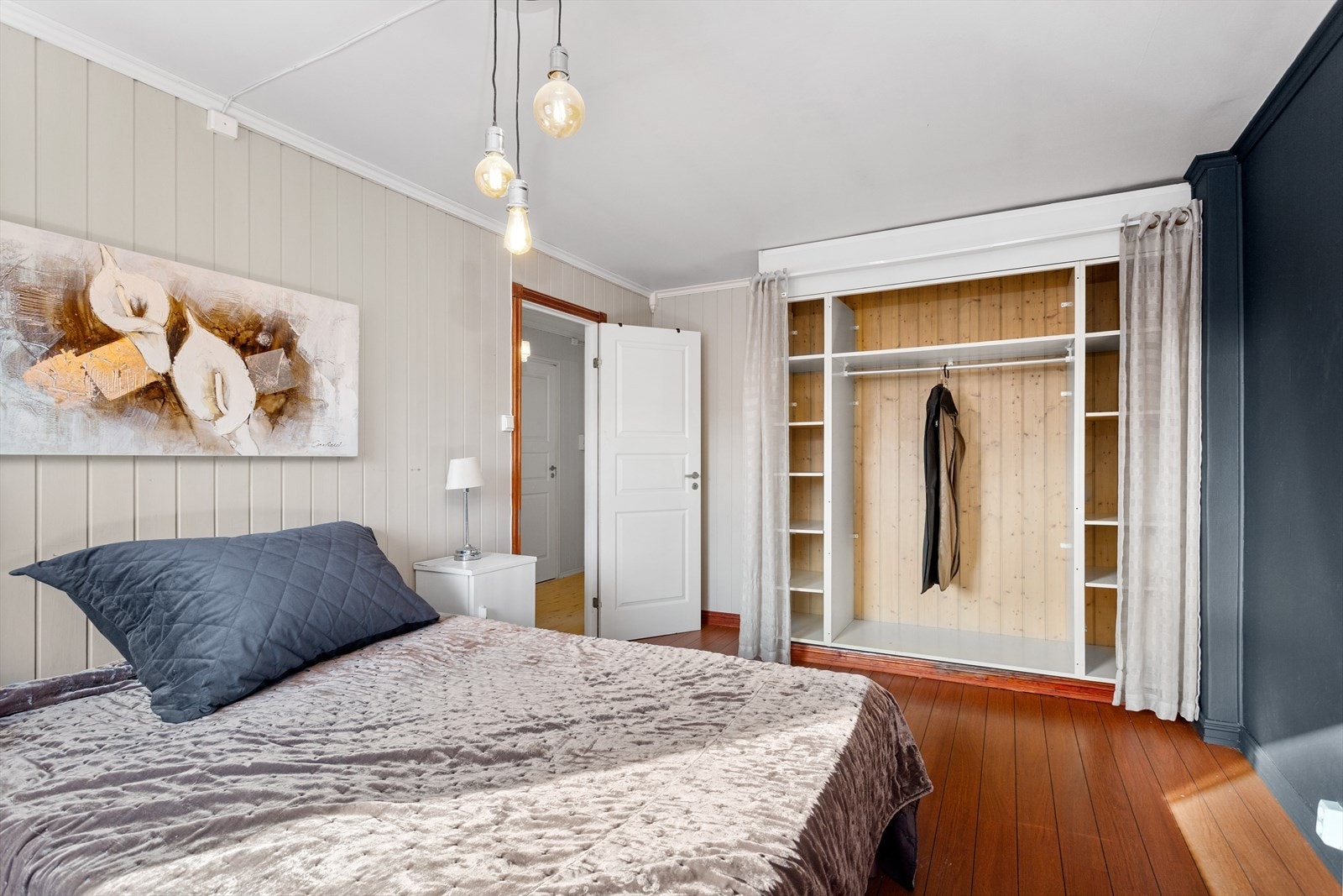 Hovedsoverommet - her er det romslig og god plass til å sette inn en ny garderobe om man ønsker det! Galleribilde