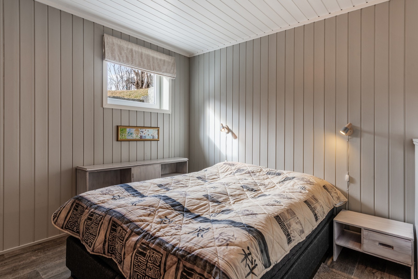 Rom i u.etg. Dette rommet er ikke godkjent til varig opphold. Vinduet har for ite lysinnslipp etter dages krav samt at det er for høyt opp på veggen. Galleribilde