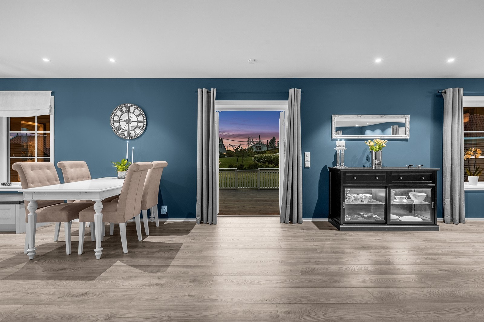 Veggflatene er malt i en dyp blånyanse og det er lagt laminat på gulv. Galleribilde