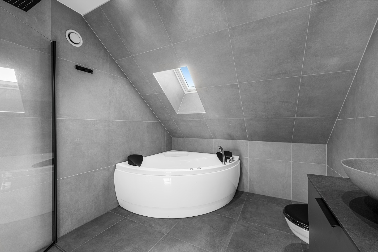 Det er også satt inn et hjørnebadekar. Galleribilde