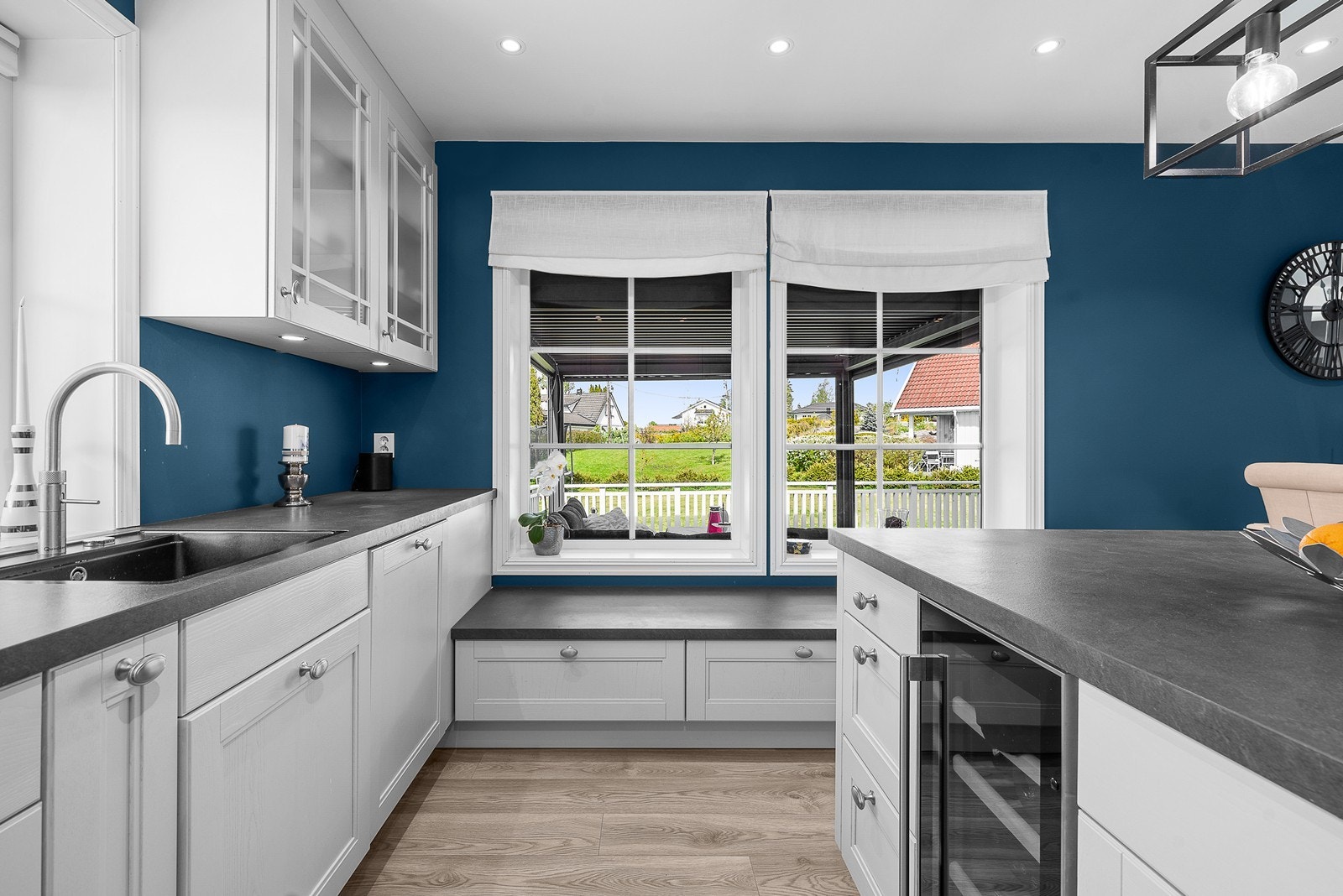 Kjøkkeninnredningen har grå, profilerte fronter og laminat benkeplate. Galleribilde