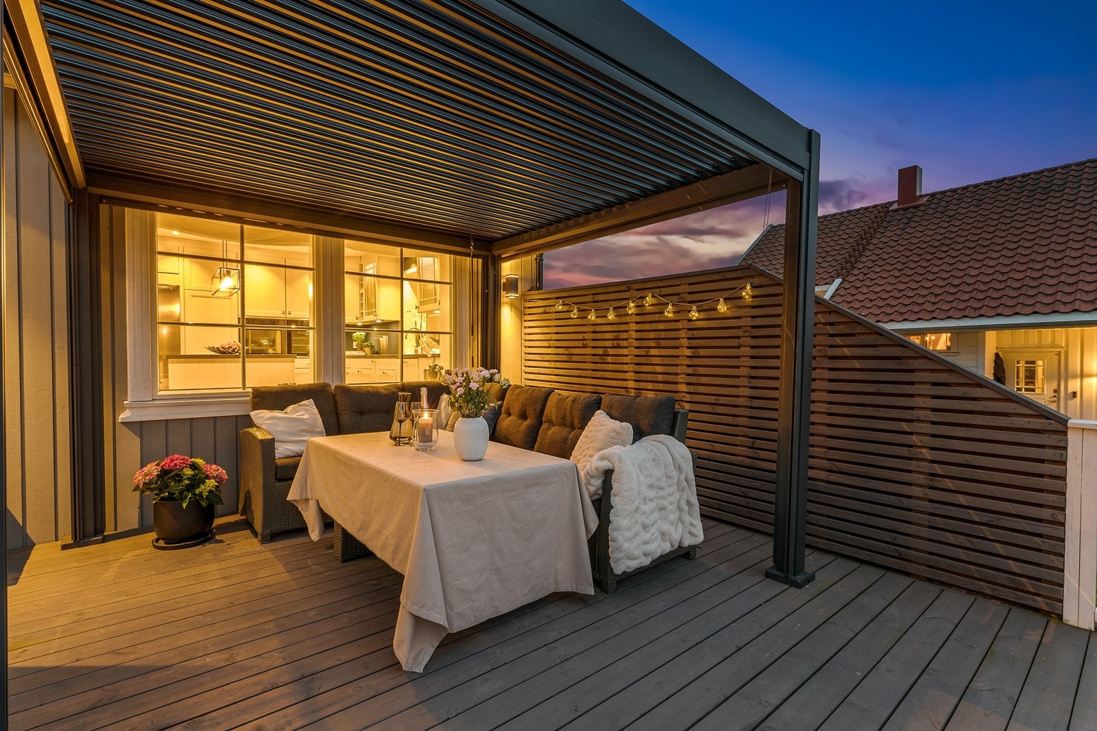 Eiendommen har flotte uteplasser og gode solforhold. Galleribilde