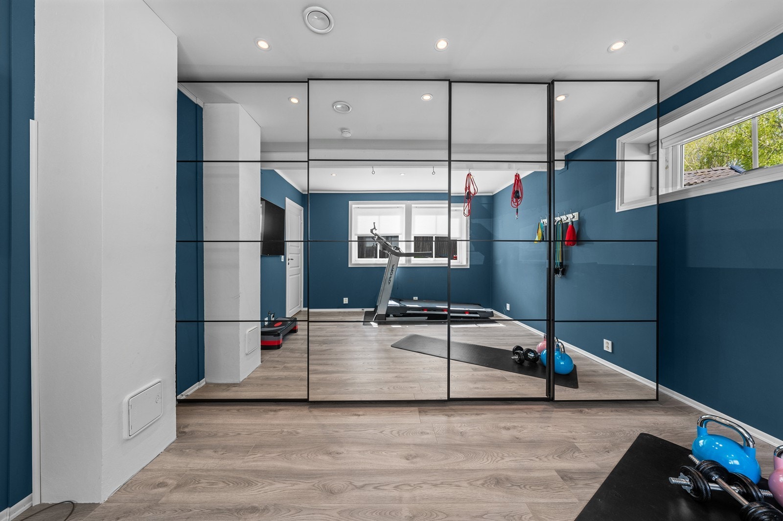 Soverom innredet som trimrom. Her har man stor garderobeløsning med speilfronter. Galleribilde