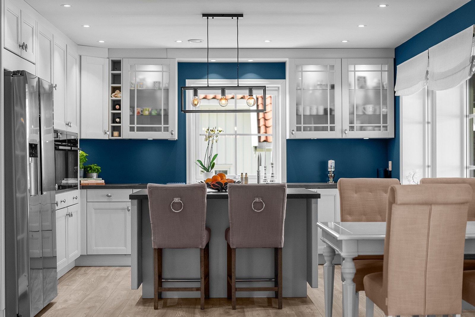 Kjøkkenet har rikelig med skap- og benkeplass. Galleribilde