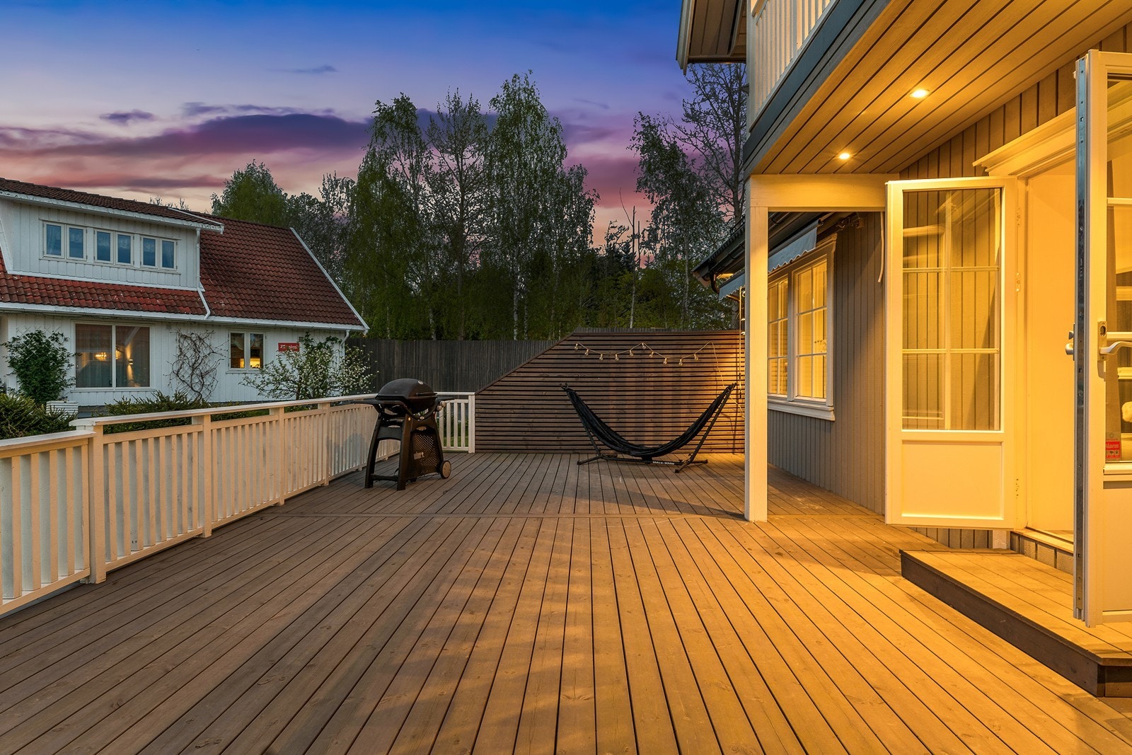 Det er montert markise på den ene delen av terrassen. Galleribilde