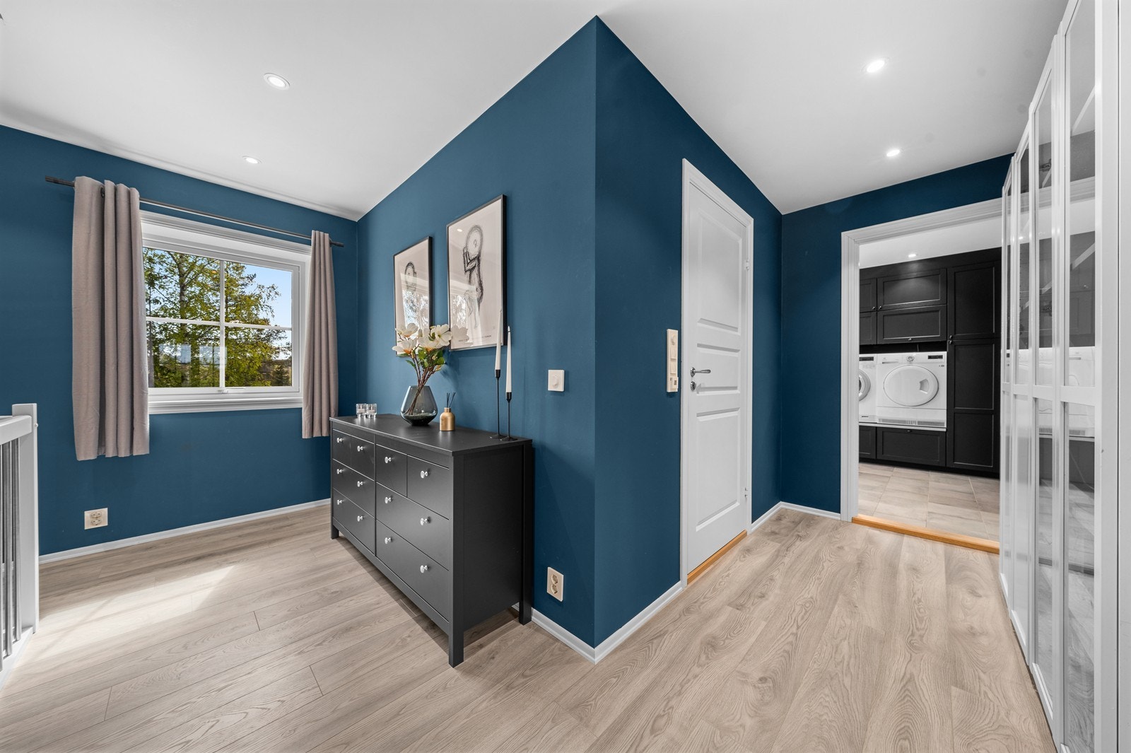 I trappegangen er det plass til oppbevaringsmøblement. Galleribilde