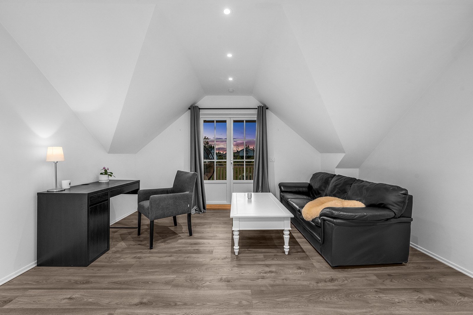 I loftetasjen har man en hyggelig loftstue hvor det er utgang til balkong. Galleribilde