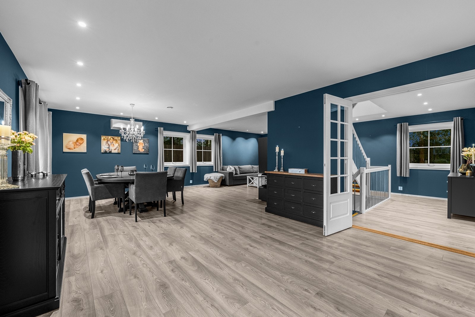 Boligens hovedetasje har et fantastisk allrom med åpen løsning mellom kjøkken og stue. Galleribilde