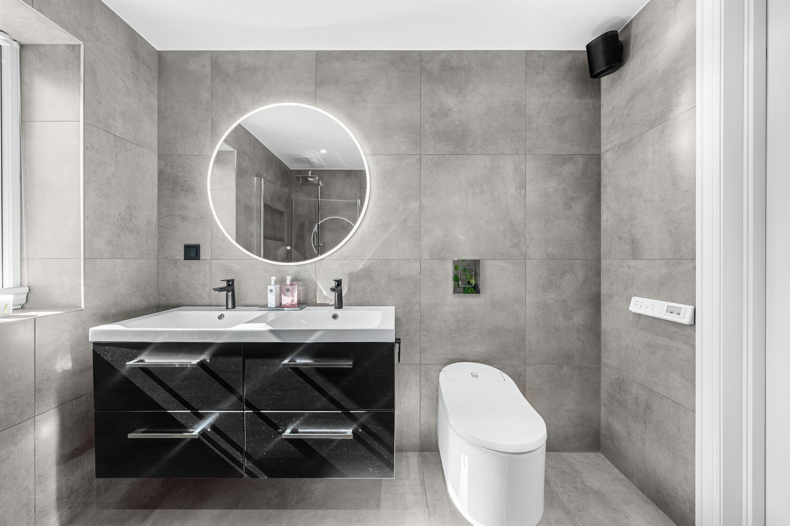 Badet er innredet med dobbelservant på skuffeseksjon, regnfallsdusj og Japansk-spyletoalett. Galleribilde