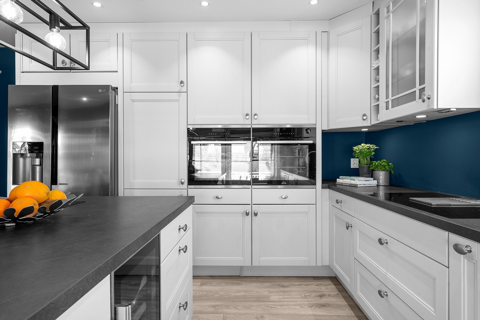 Integrert koketopp med ventilator, 2 komfyrer, oppvaskmaskin og vinskap. Kjøleskapet har vann- og isbitfunksjon. Galleribilde