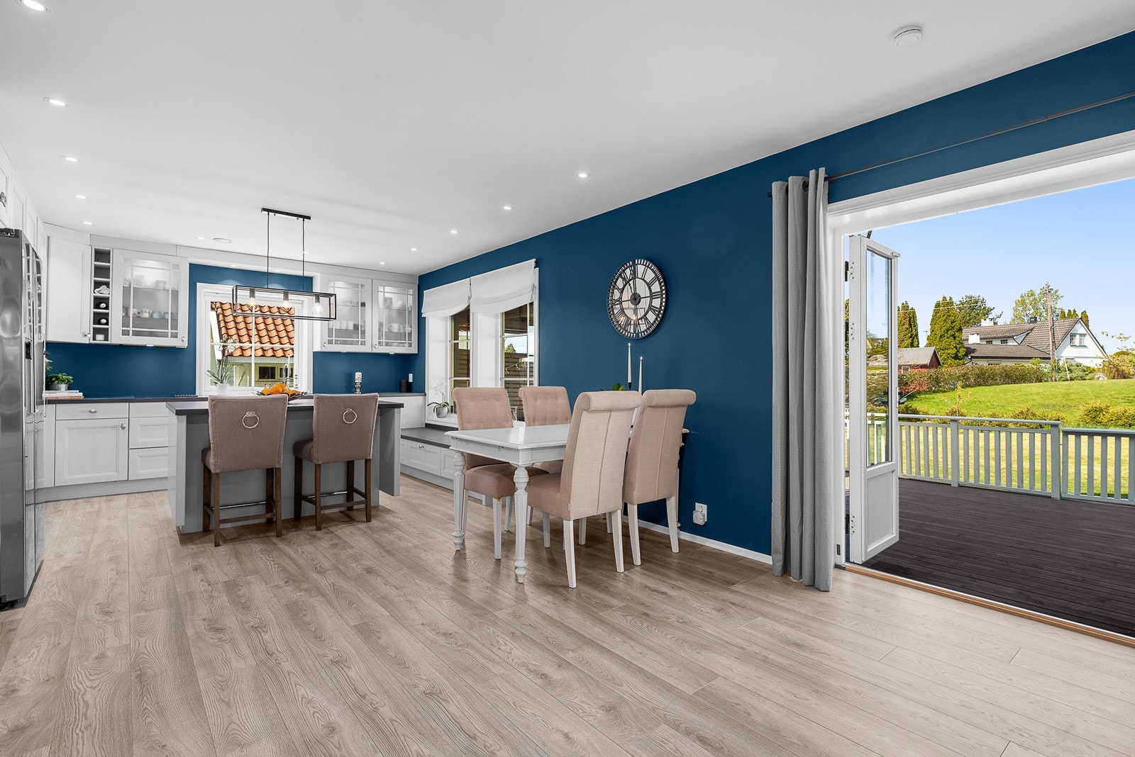 Fra allrommet er det utgang til stor, solrik terrasse. Galleribilde