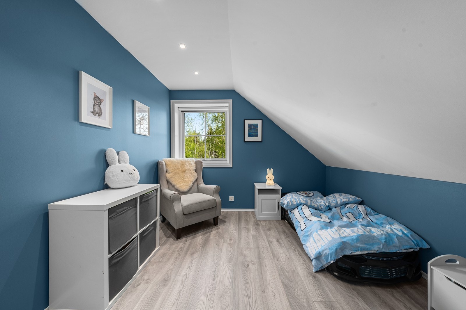 Boligen har tre romslige soverom i loftetasjen. Galleribilde