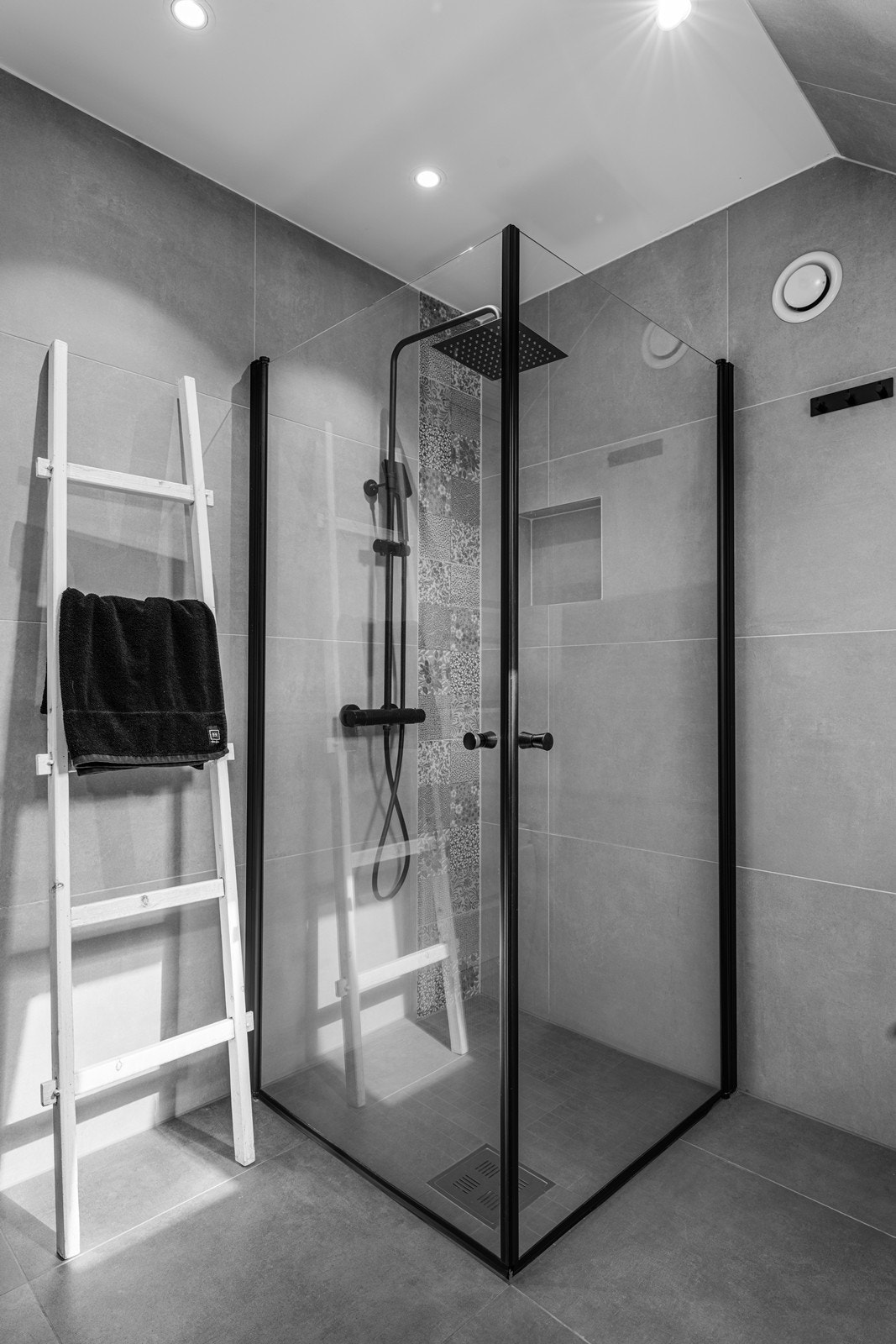 Her har man regnfallsdusj, bolleservant på skuffeseksjon og vegghengt toalett. Galleribilde