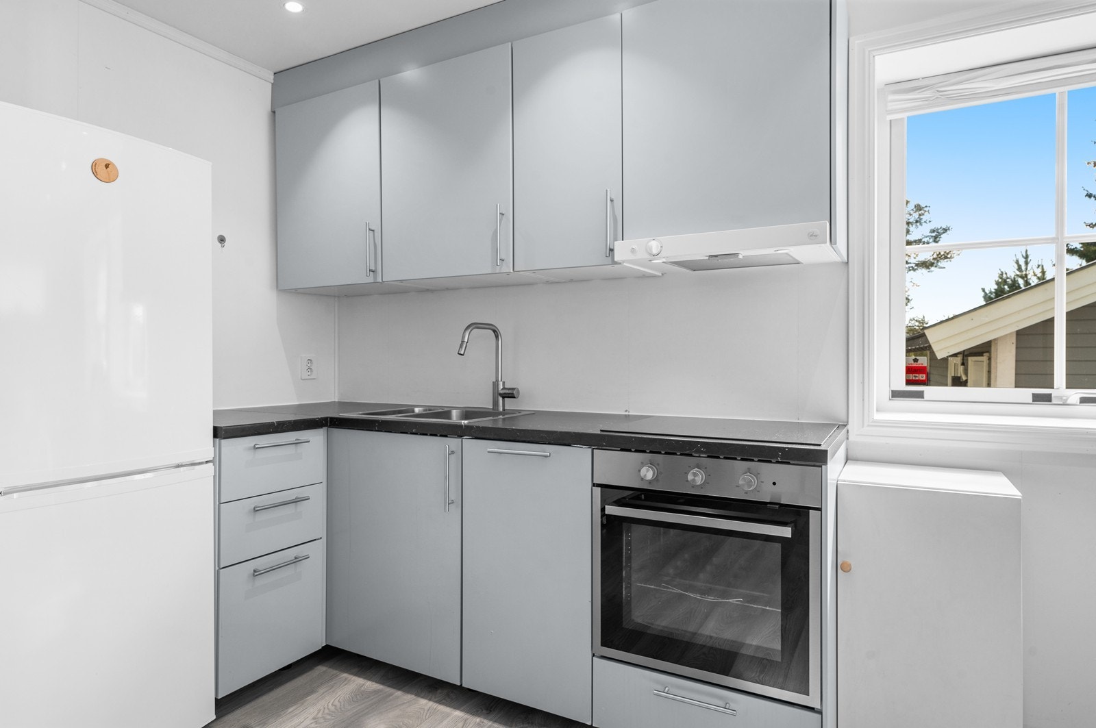 Hybelen har eget inngangsparti og man har en åpen kjøkken/stue. Galleribilde