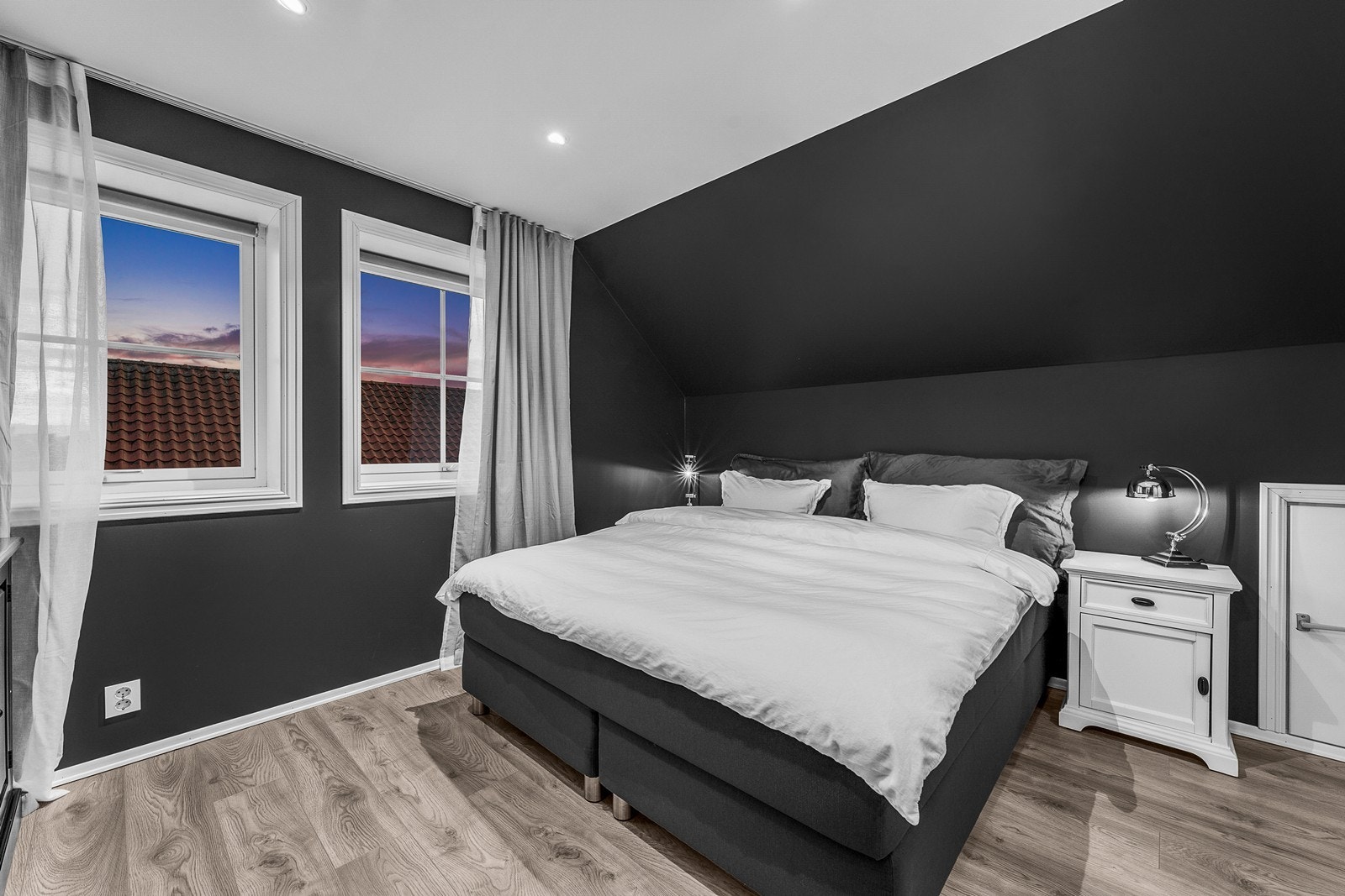 Hovedsoverommet har god plass til dobbeltseng med tilhørende møblement. Galleribilde