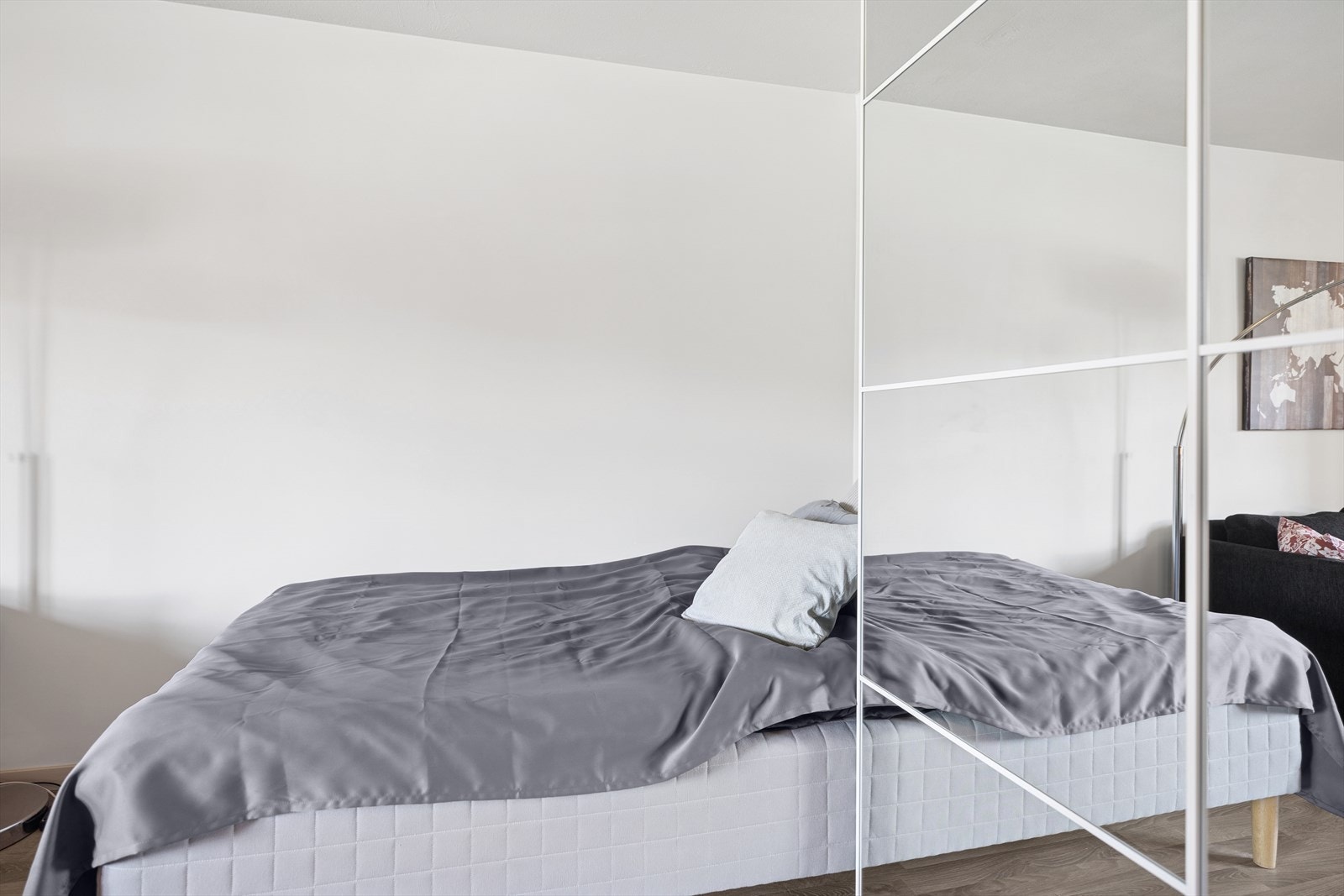 Samt et stort garderobeskap med gode oppbevaringsmuligheter. Galleribilde