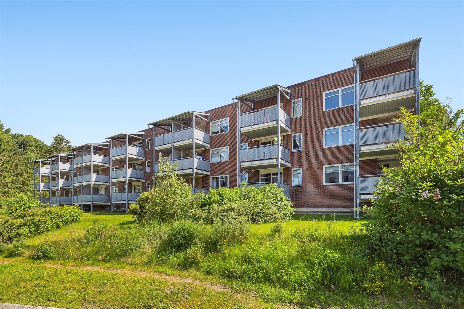 Leiligheten er beliggende i et veletablert boligområde, rett ved Ås sentrum. Galleribilde