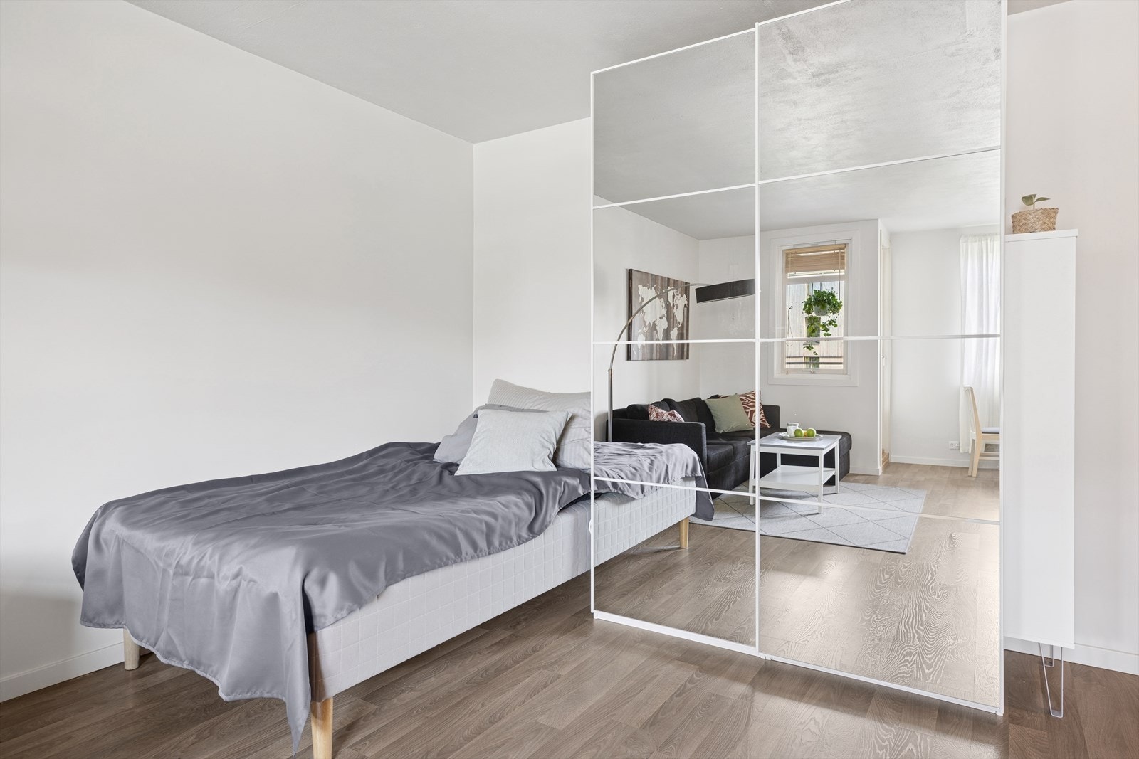 Her er det plass til å møblere med både sofagruppe og sovealkove. Galleribilde